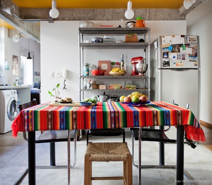 Cozinha integrada com teto pintado de amarelo