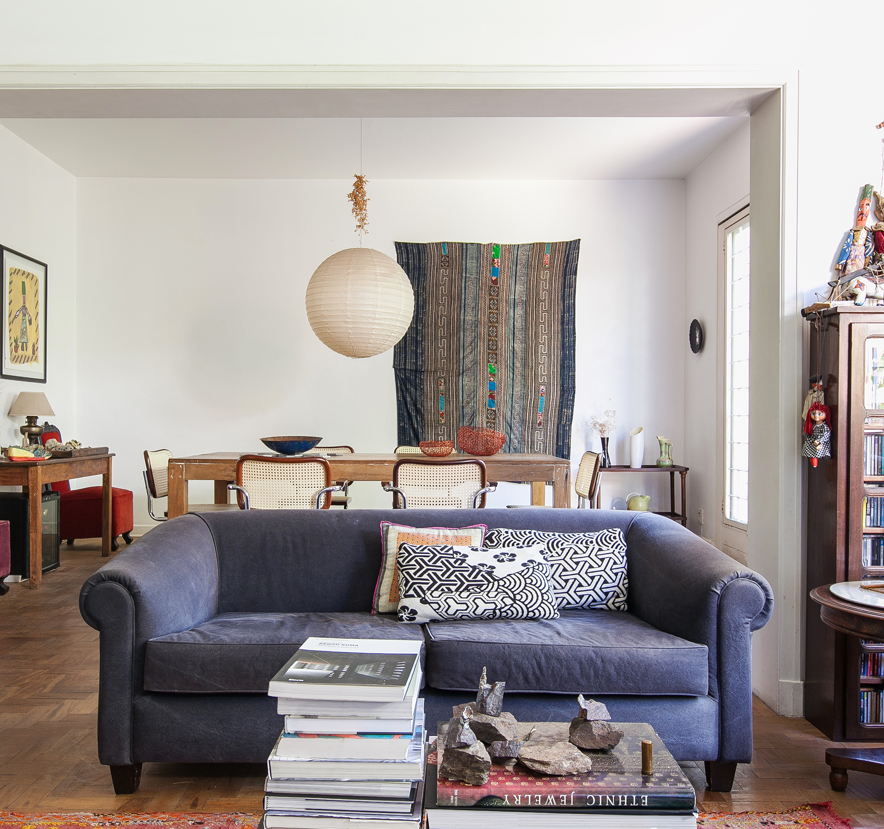 Casa com decoração étnica e objetos vindos da Ásia