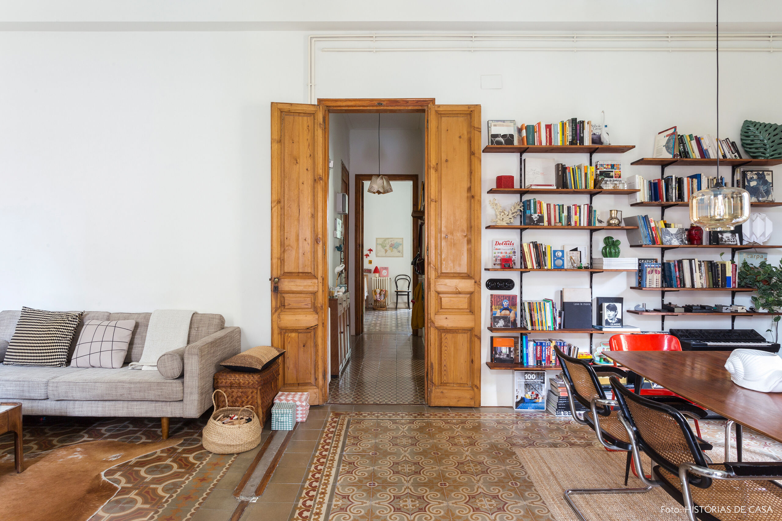 Apartamento antigo em Barcelona com portas de madeira