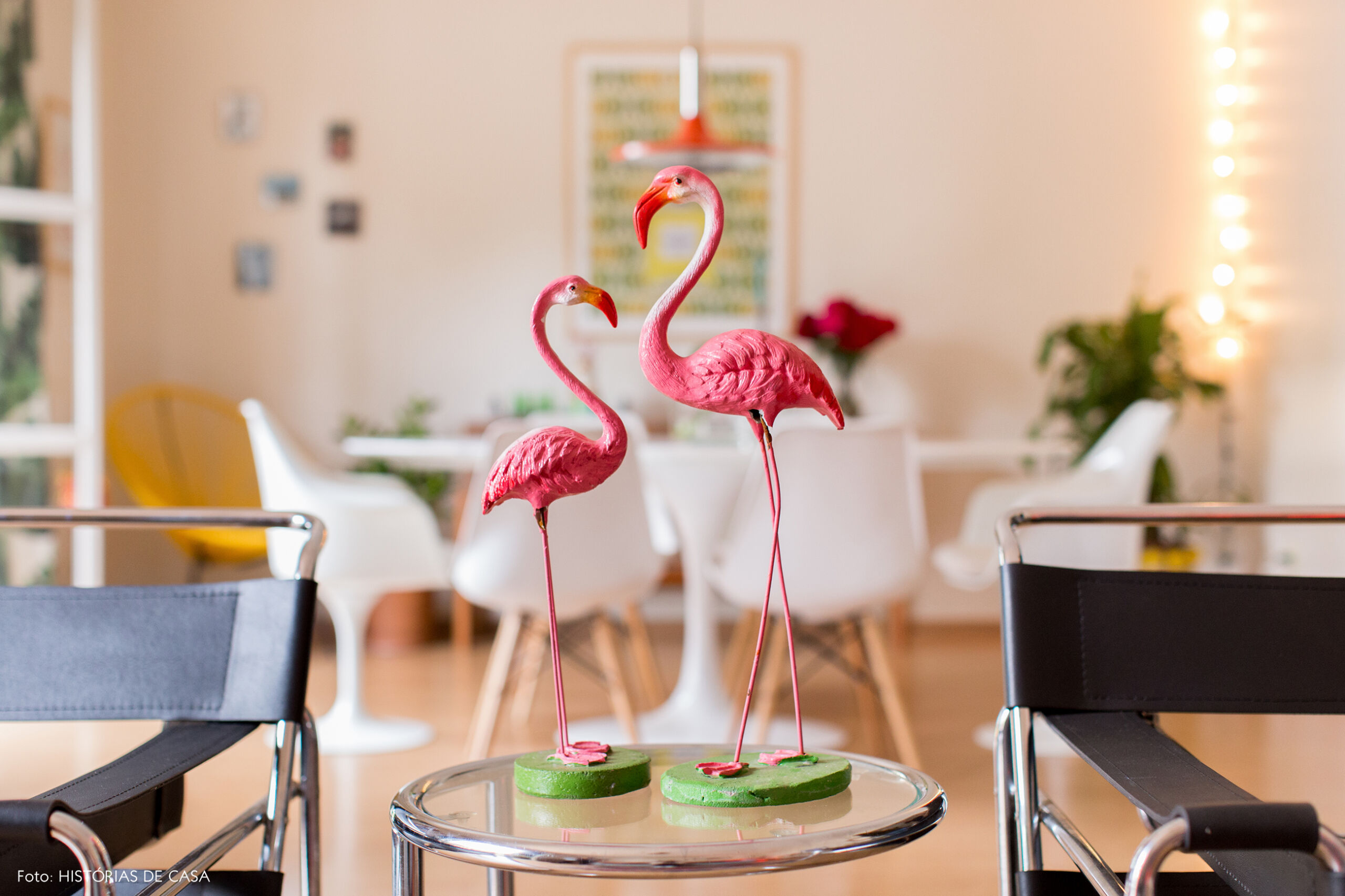 Decoração com detalhes kitsch, como flamingos