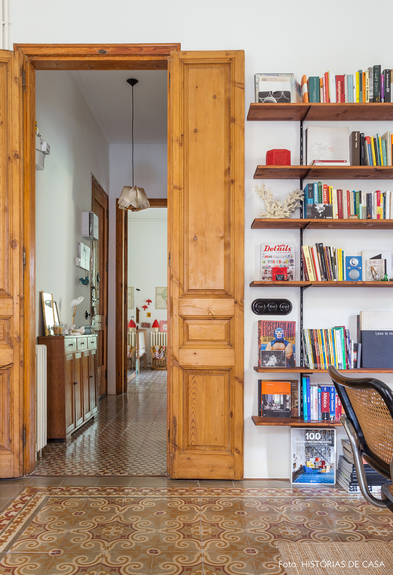Portas de madeira e estante de cremalheira na sala