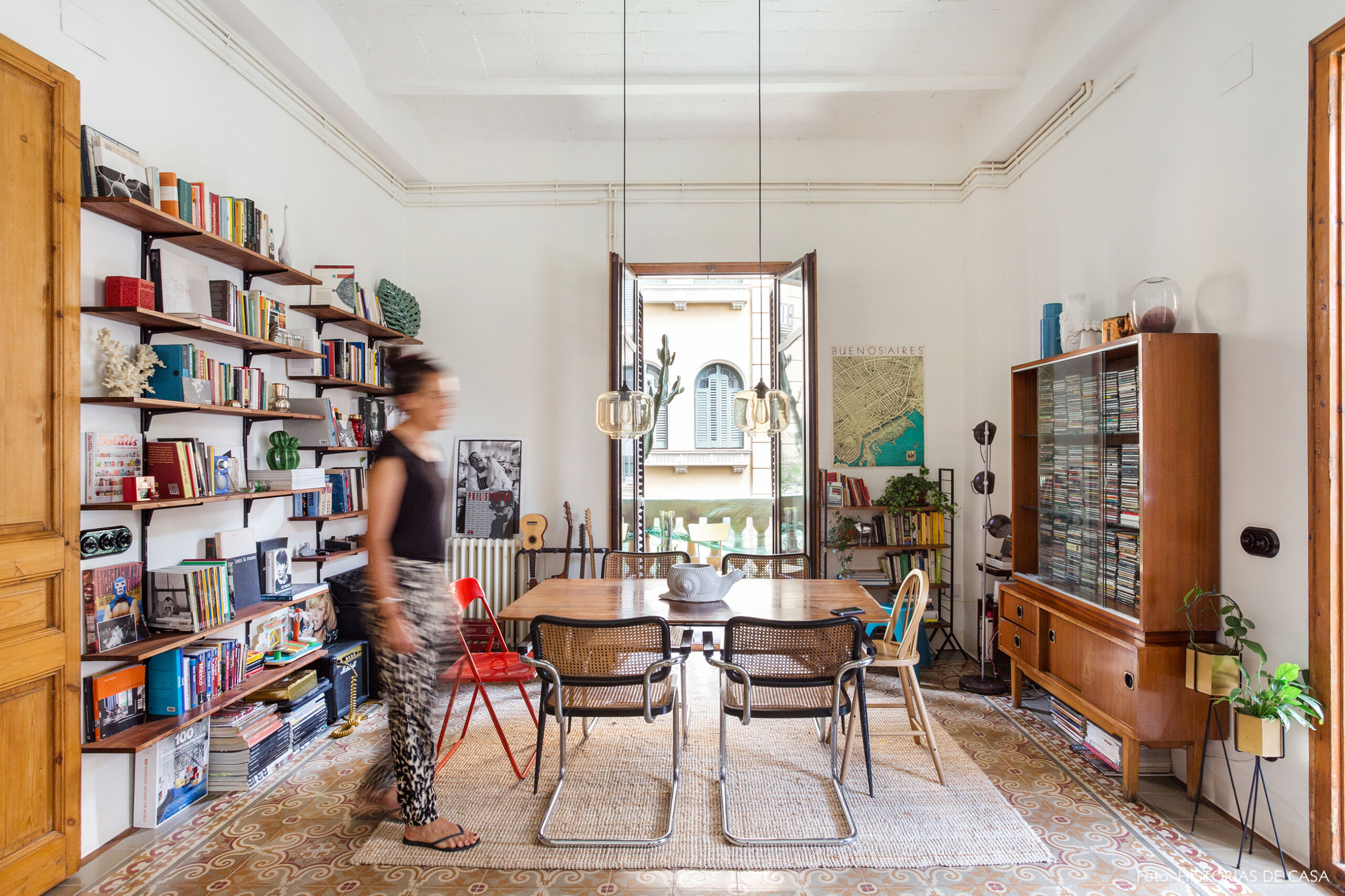 Sala de jantar com ladrilhos hidráulicos em um apartamento em Barcelona