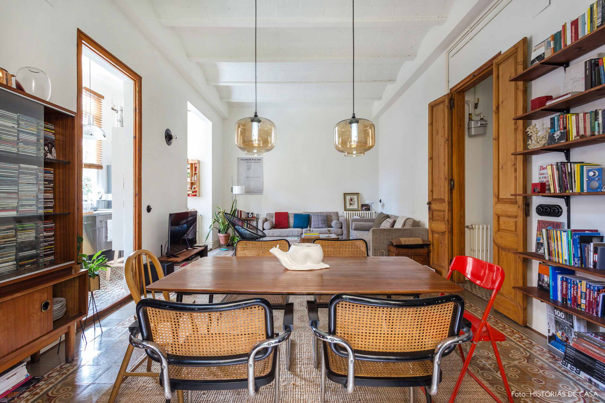 Sala de jantar com ladrilhos hidráulicos em um apartamento em Barcelona