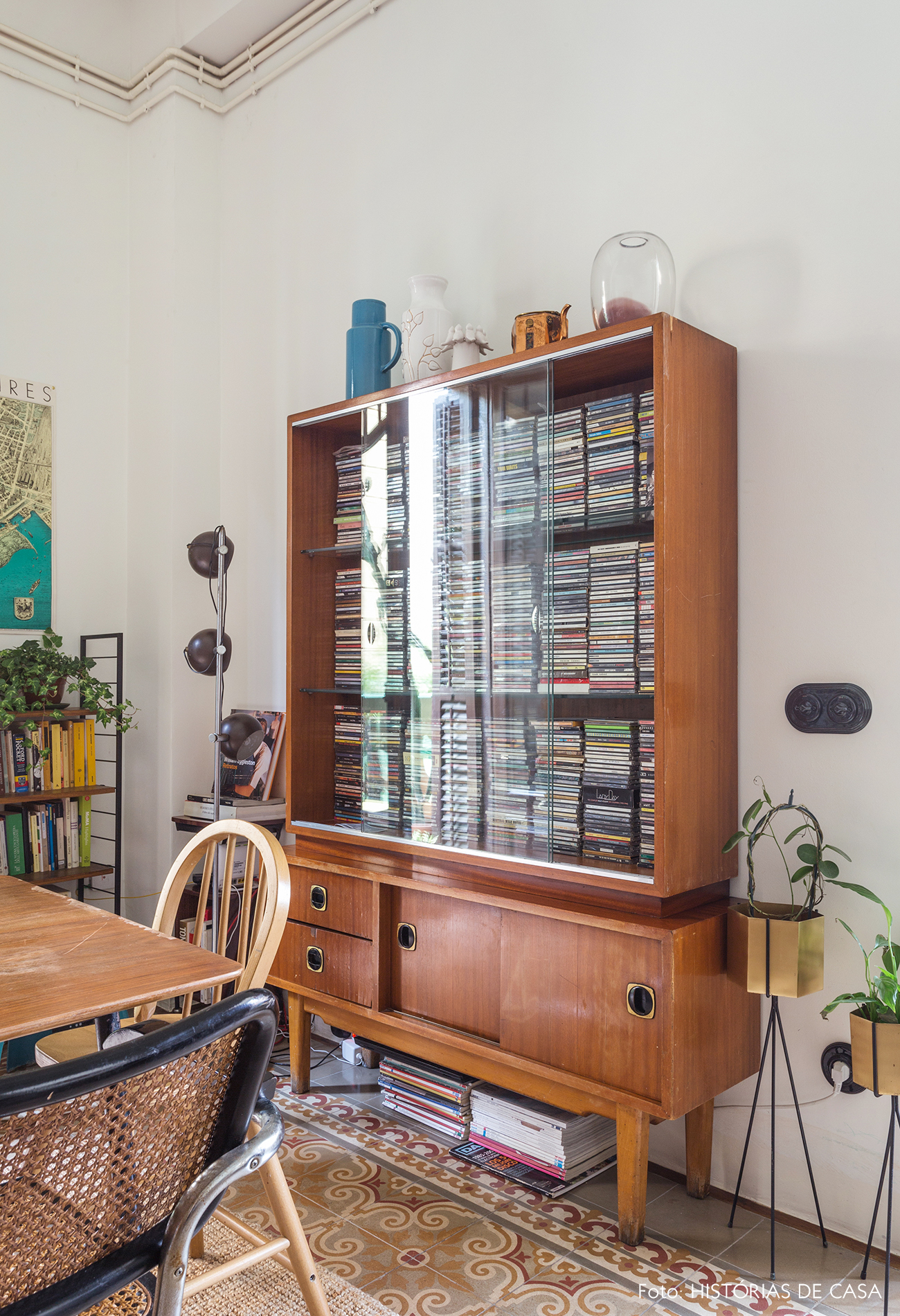 Armário vintage com relíquias em sala de jantar