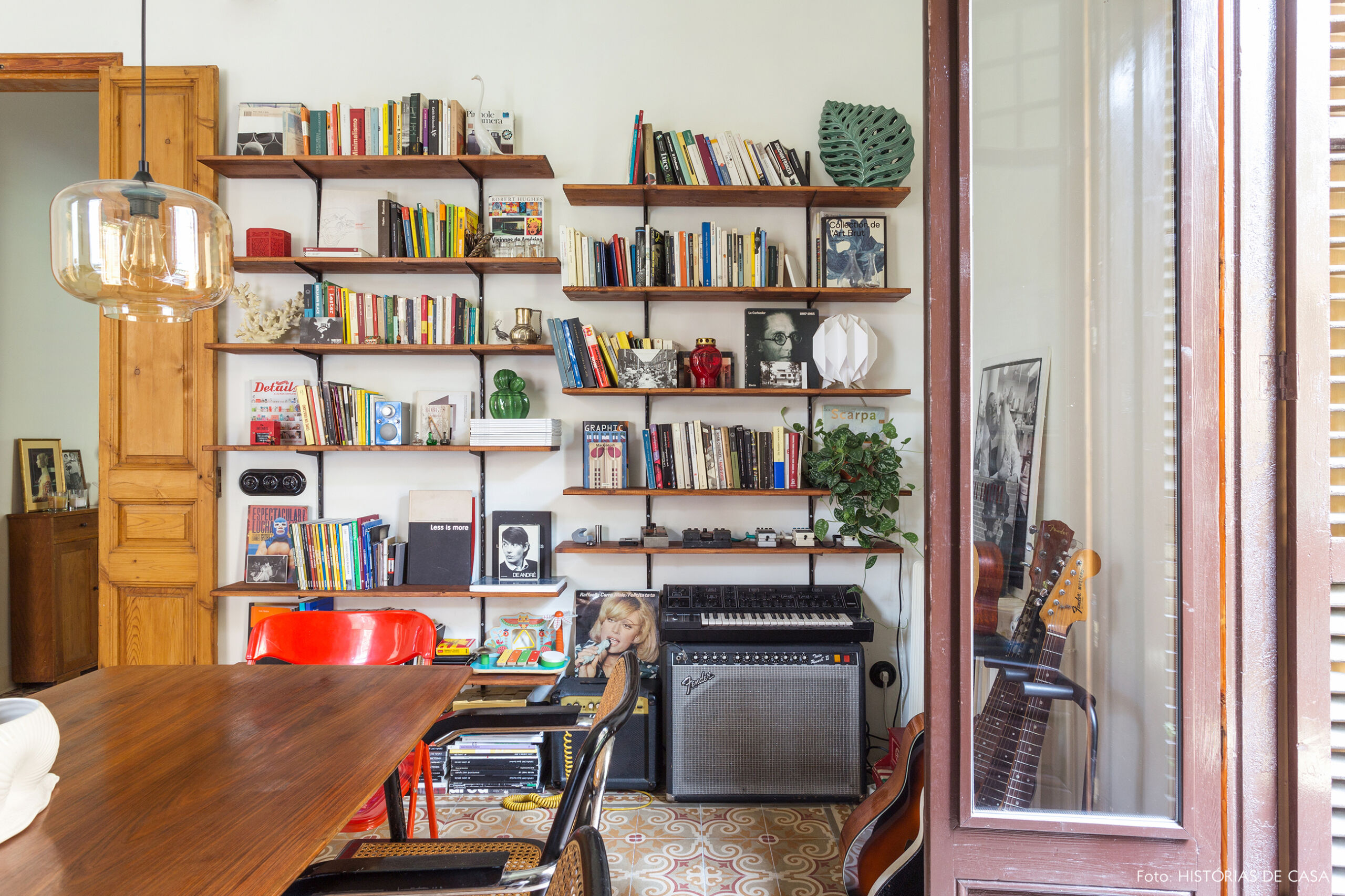 Sala de jantar com ladrilhos hidráulicos em um apartamento em Barcelona