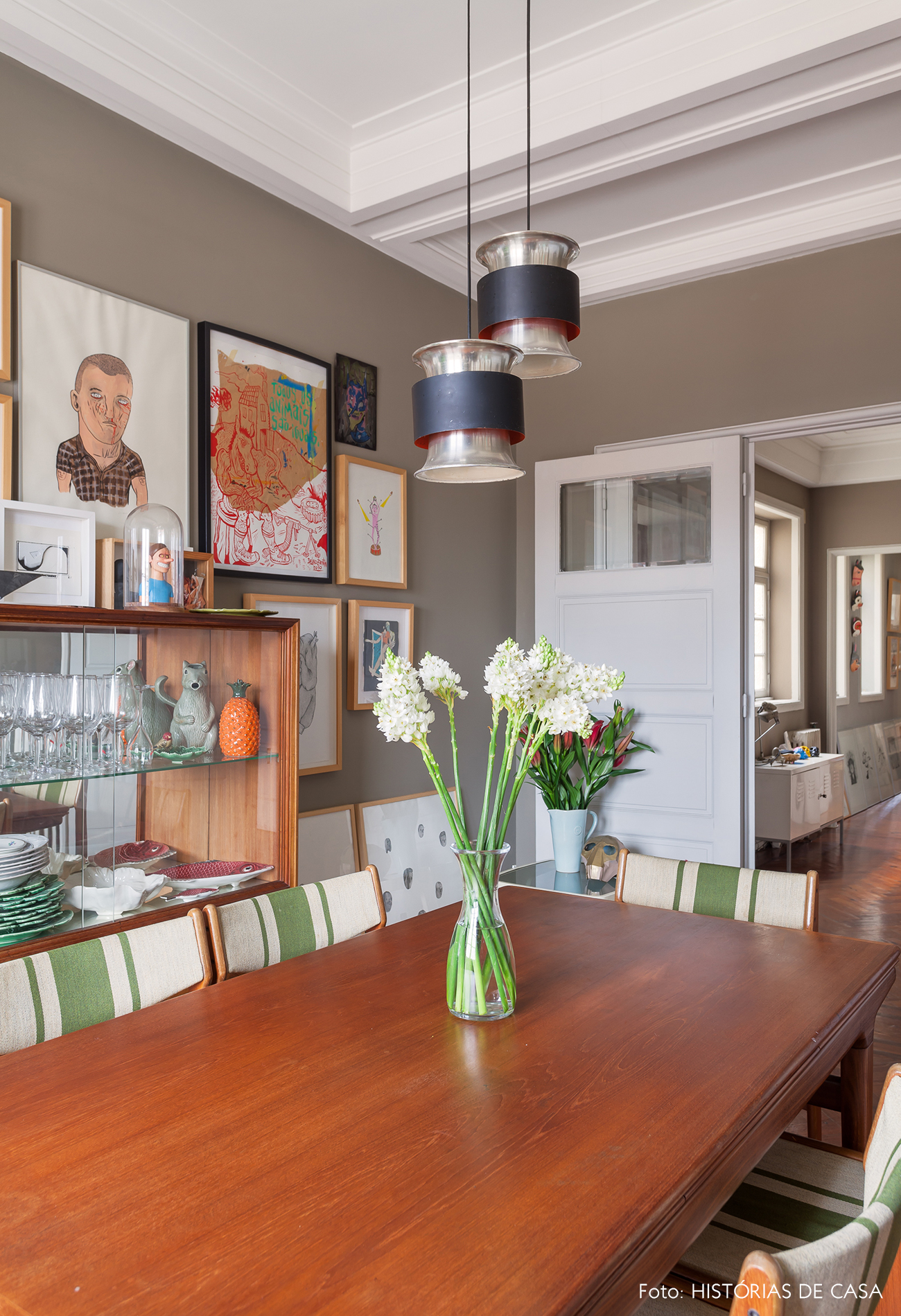 Sala de jantar com móveis vintage e parede cinza