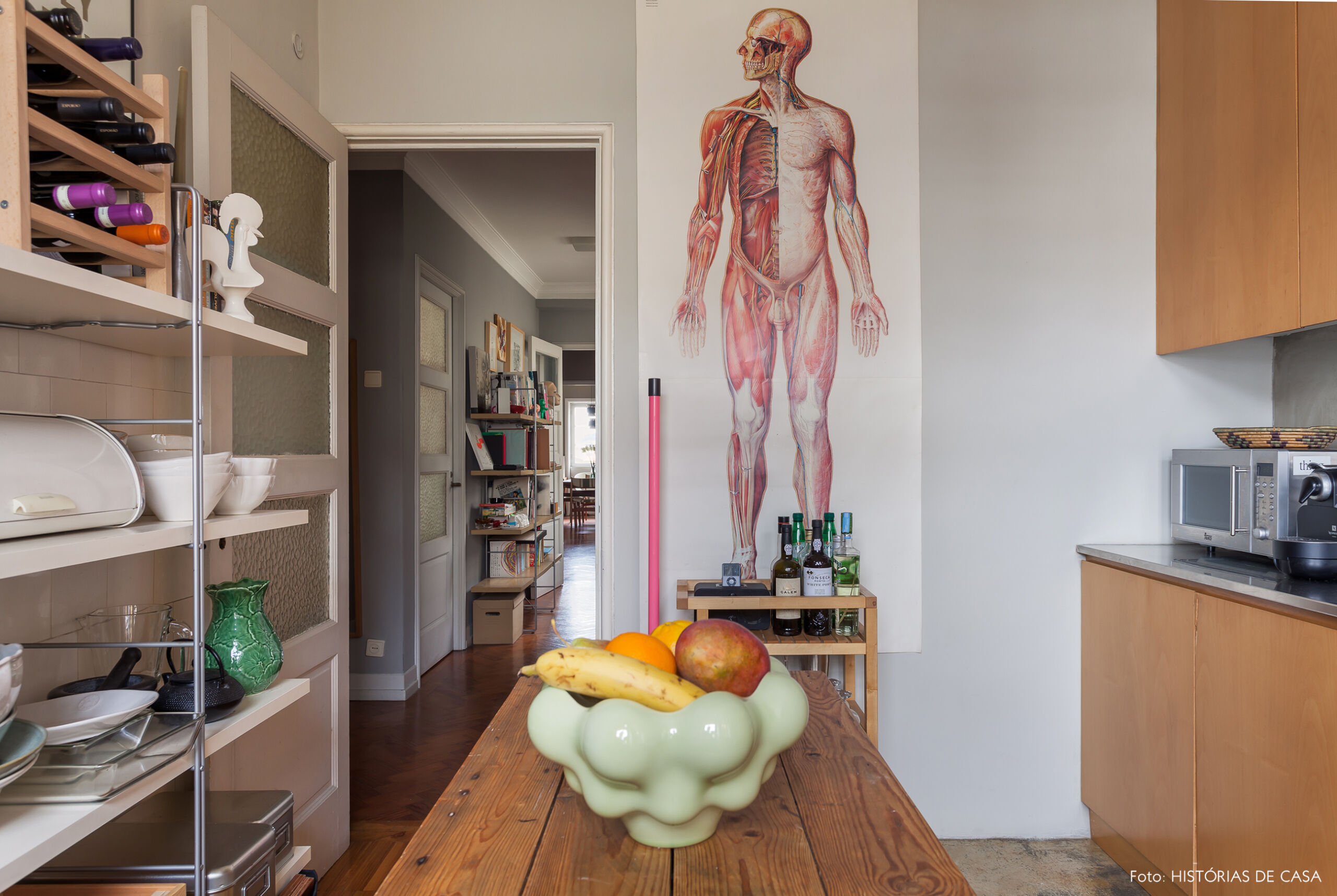 Pôster de anatomia e detalhes bacanas em cozinha reformada