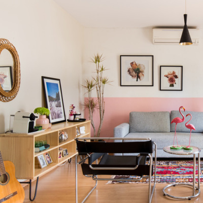 Apartamento descolado com parede pintada de rosa