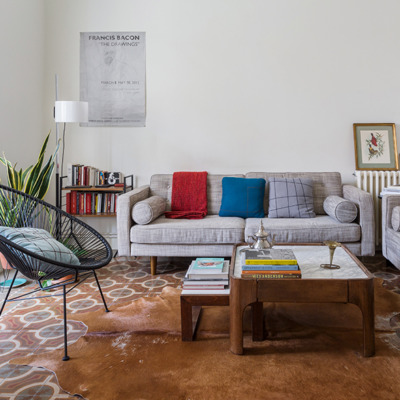 Sala em Barcelona com sofás na cor cinza
