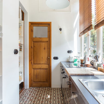 Cozinha estreita com piso de ladrilhos hidráulicos