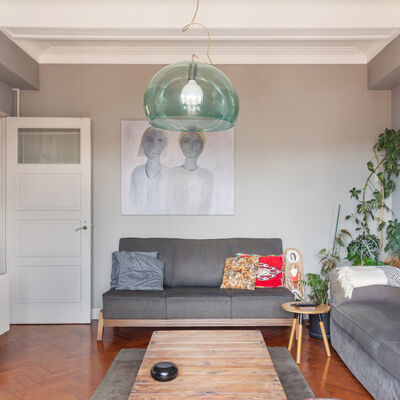 Sala de estar com parede e sofá cinza