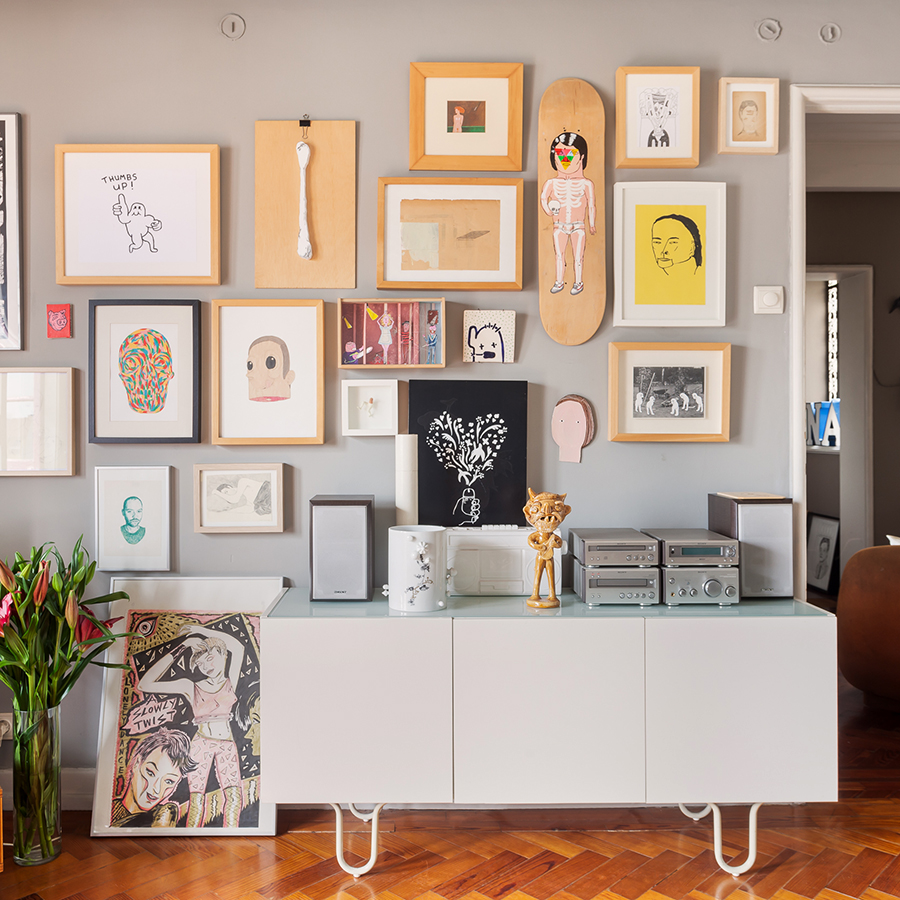 Parede cinza com galeria de quadros em apartamento antigo