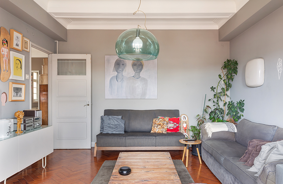 Sala de estar com parede e sofá cinza