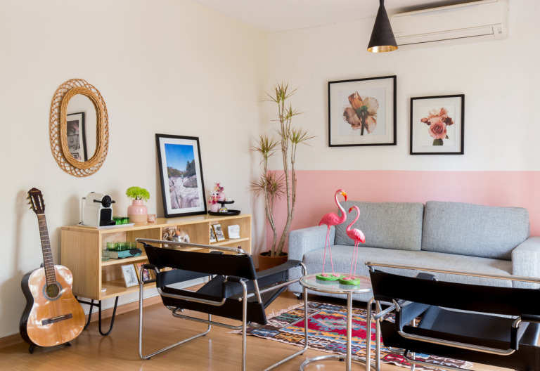 Apartamento descolado com parede pintada de rosa