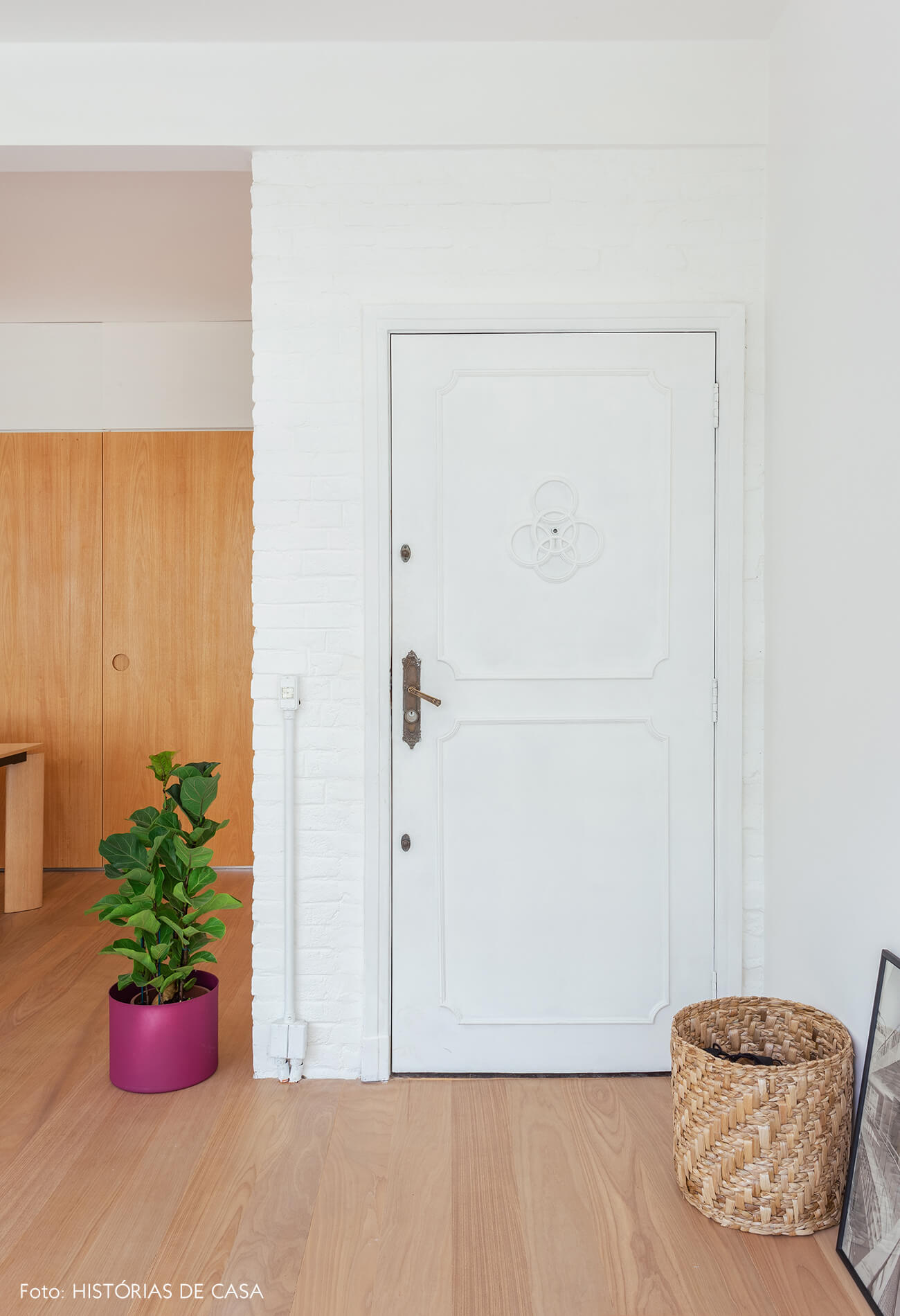 01-decoracao-apartamento-reformado-porta-antiga-pintada-de-branco