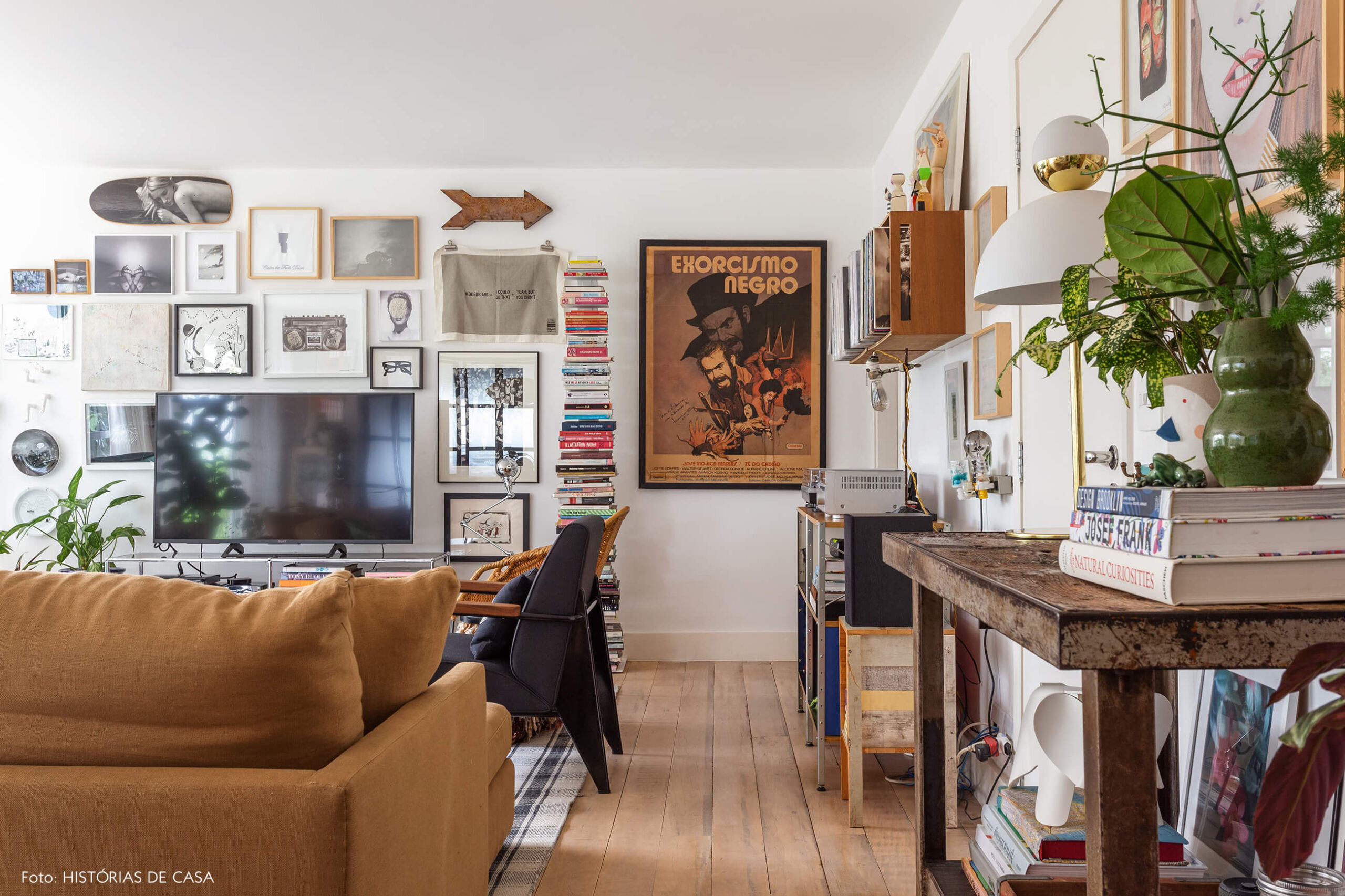 Apartamento cheio de quadros e tons terrosos