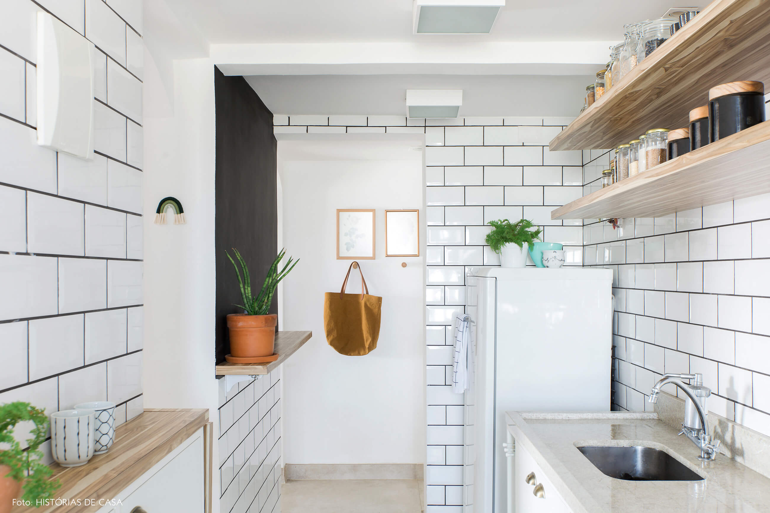 Apartamento pequeno com cozinha tipo corredor e azulejos de metrô