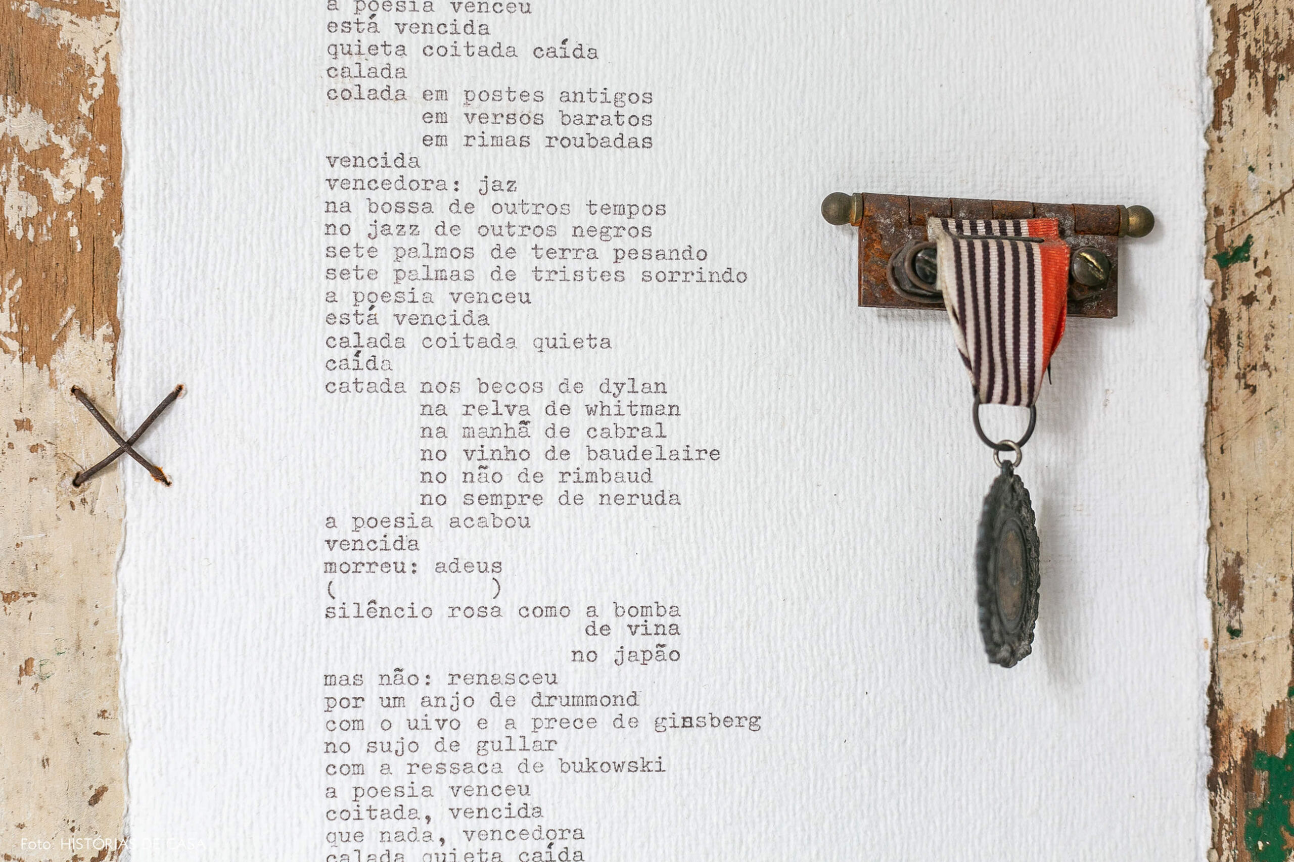 Obra de arte e poesia em casa antiga