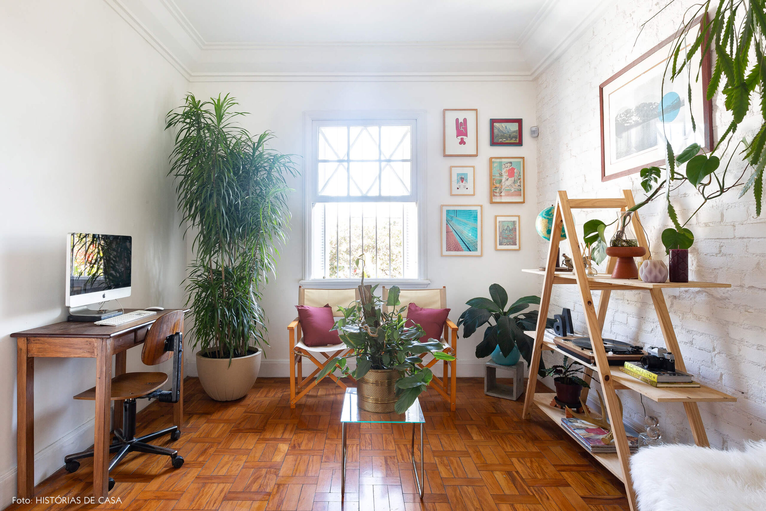 Casa de vila com móveis improvisados e soluções econômicas