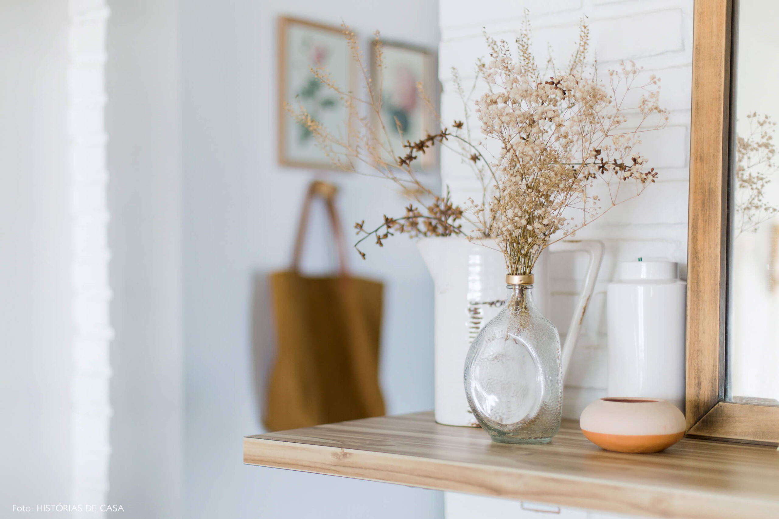 Apartamento pequeno com prateleira estreita na entrada