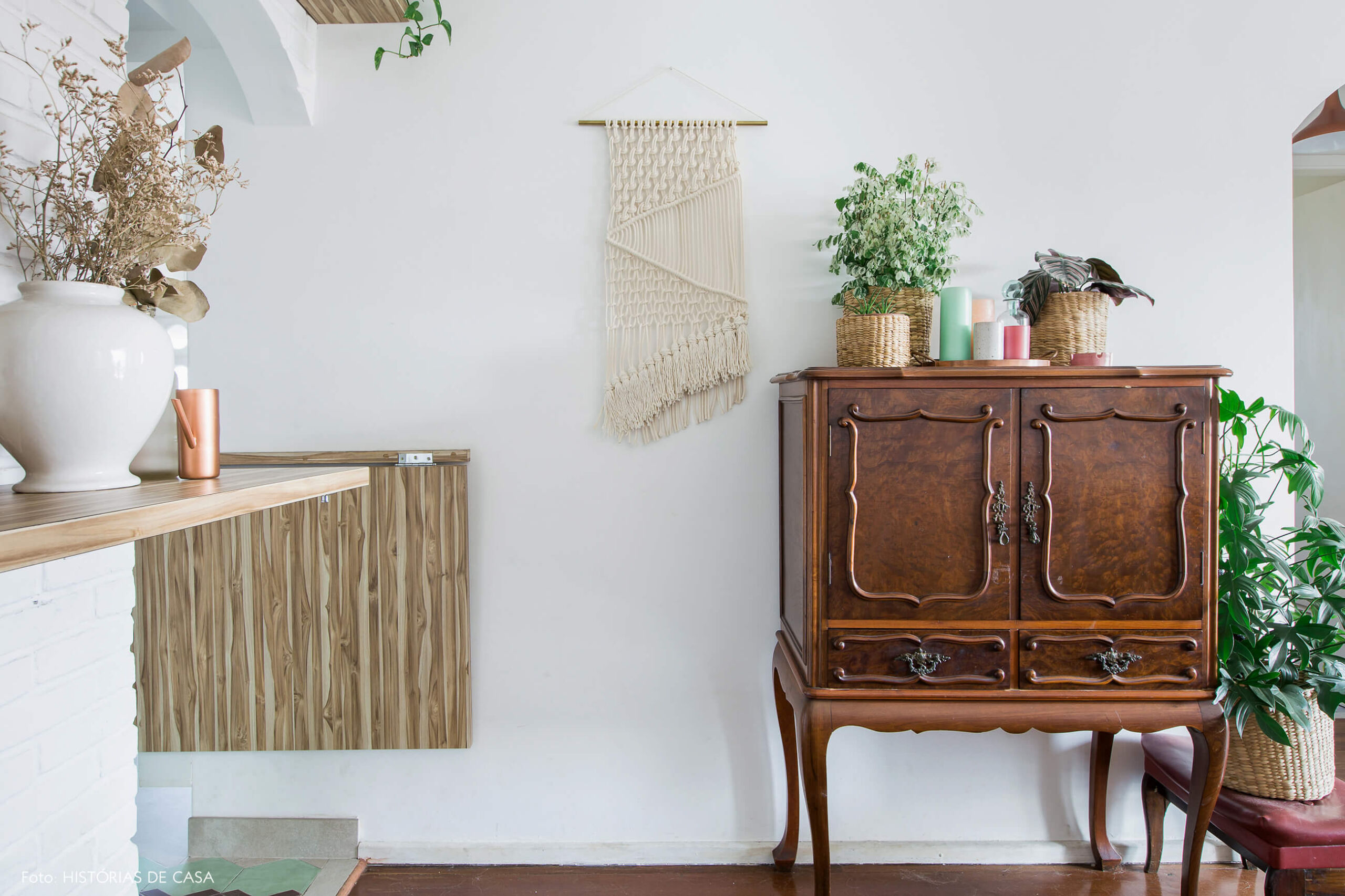 Apartamento com móveis herdados de família e plantas