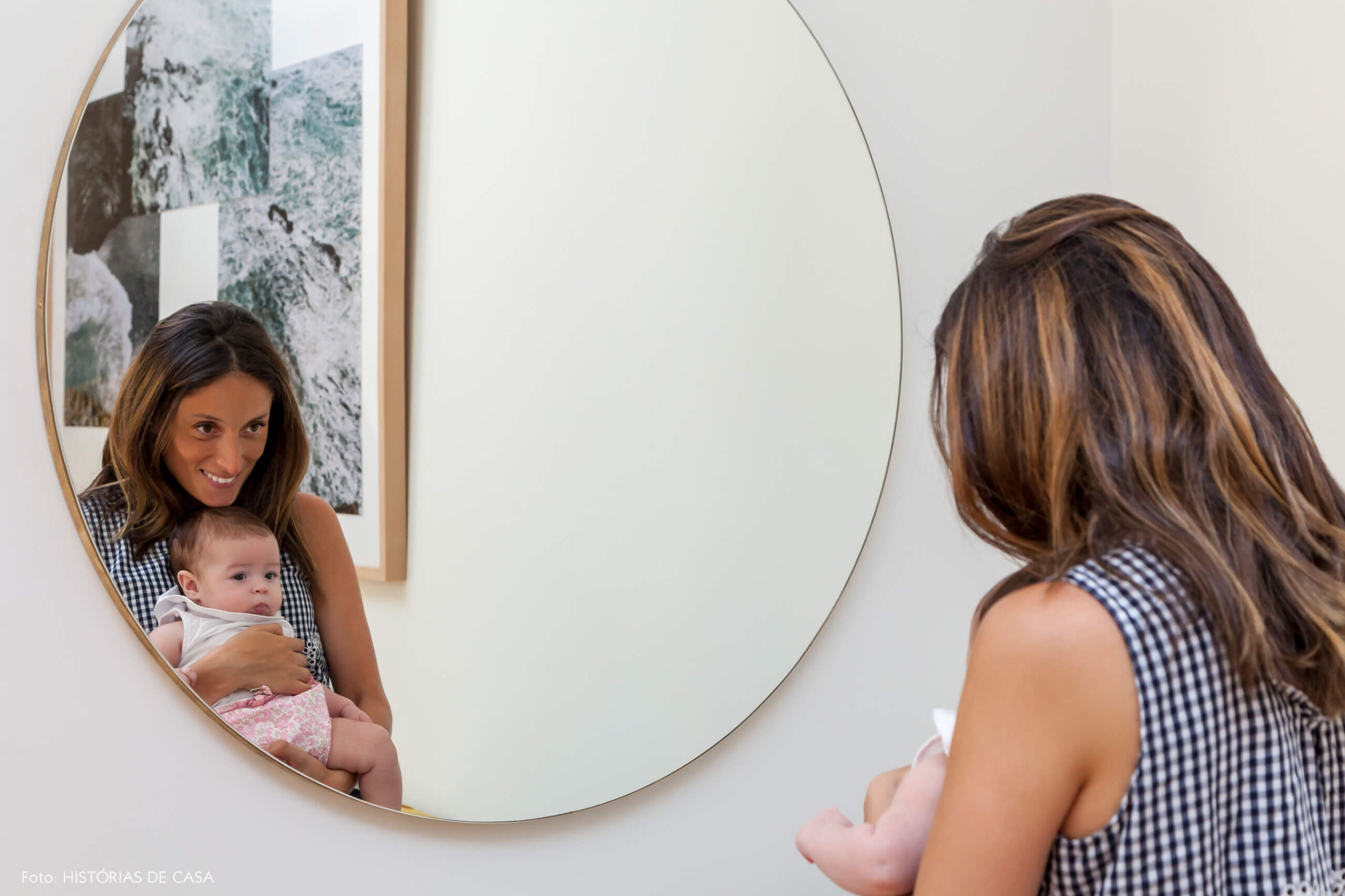 Espelho redondo na parede