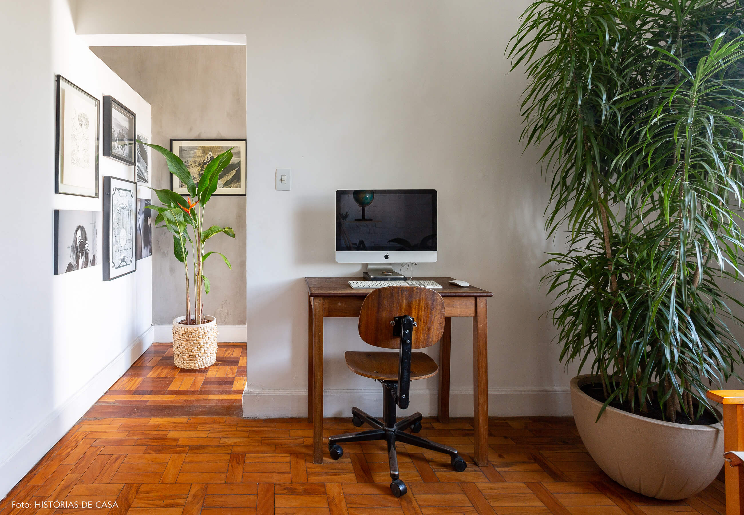 Sala com home office e móveis antigos de madeira