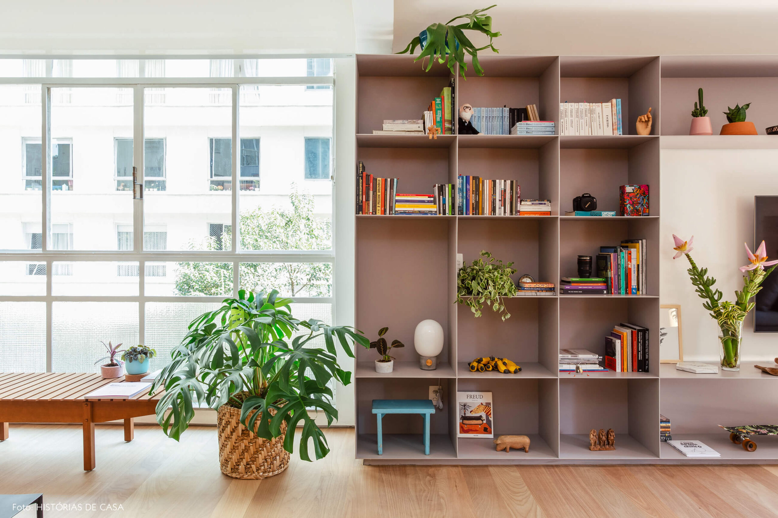 08-decoracao-apartamento-estante-metalica-cinza-serralheria-2