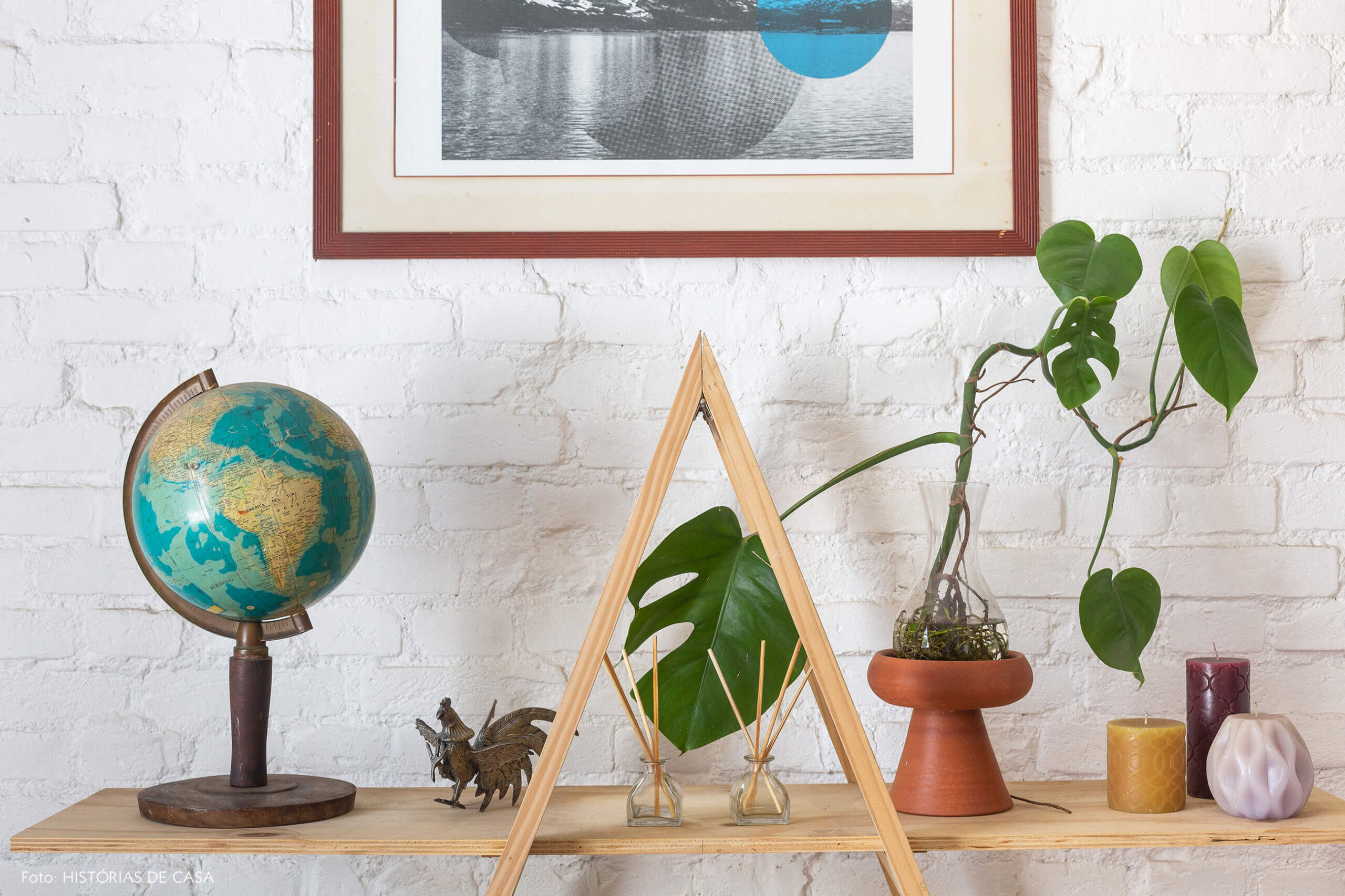 Casa de vila com móveis improvisados e soluções econômicas, como a estante de escada