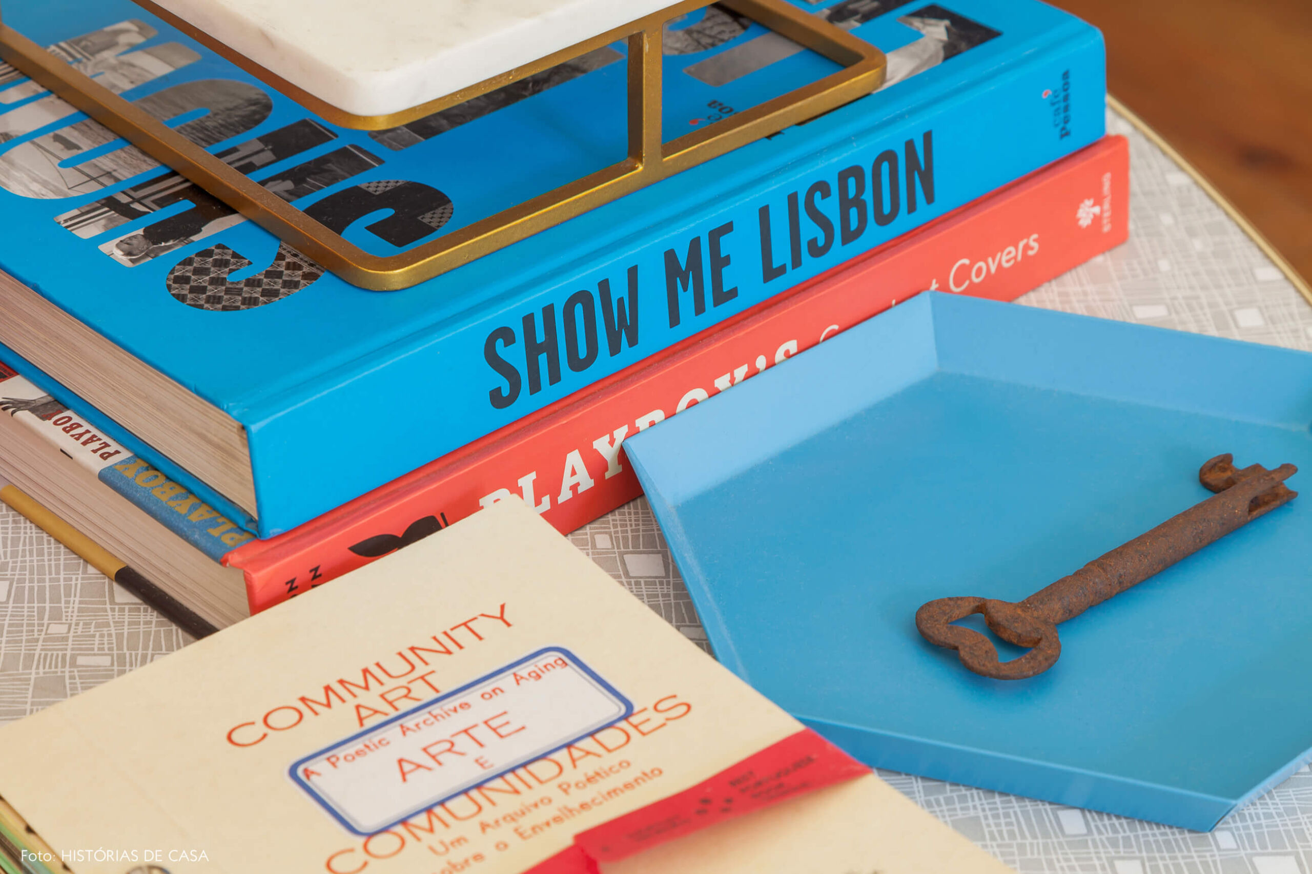 Mesa lateral com bandeja da marca Hay