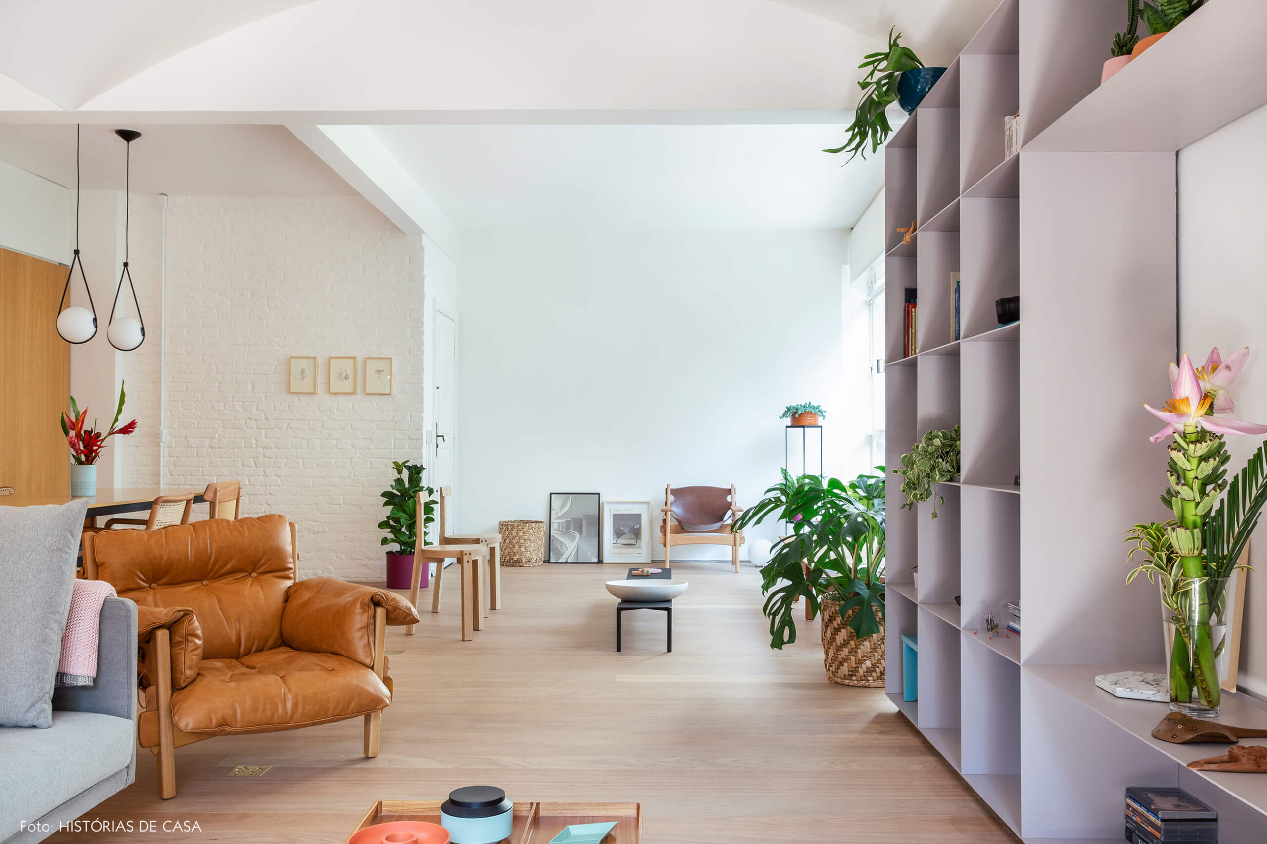 09-decoracao-apartamento-sala-integrada-piso-de-madeira-clara