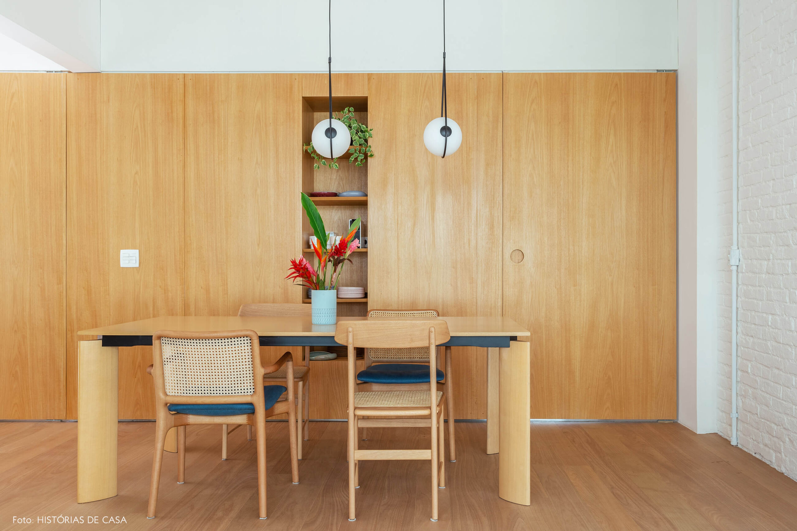 10-decoracao-apartamento-sala-de-jantar-com-painel-de-madeira