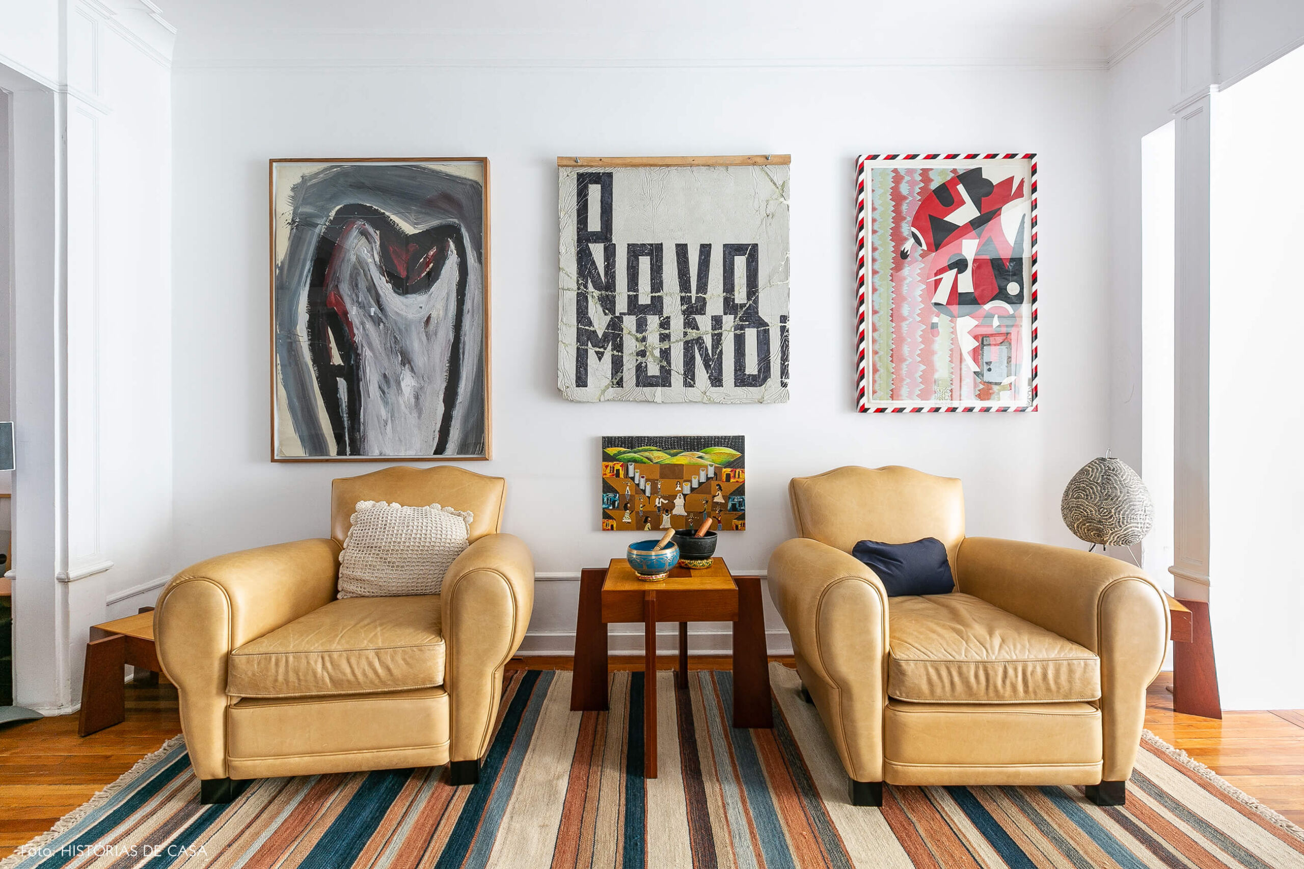 Obras de arte e poltronas de couro