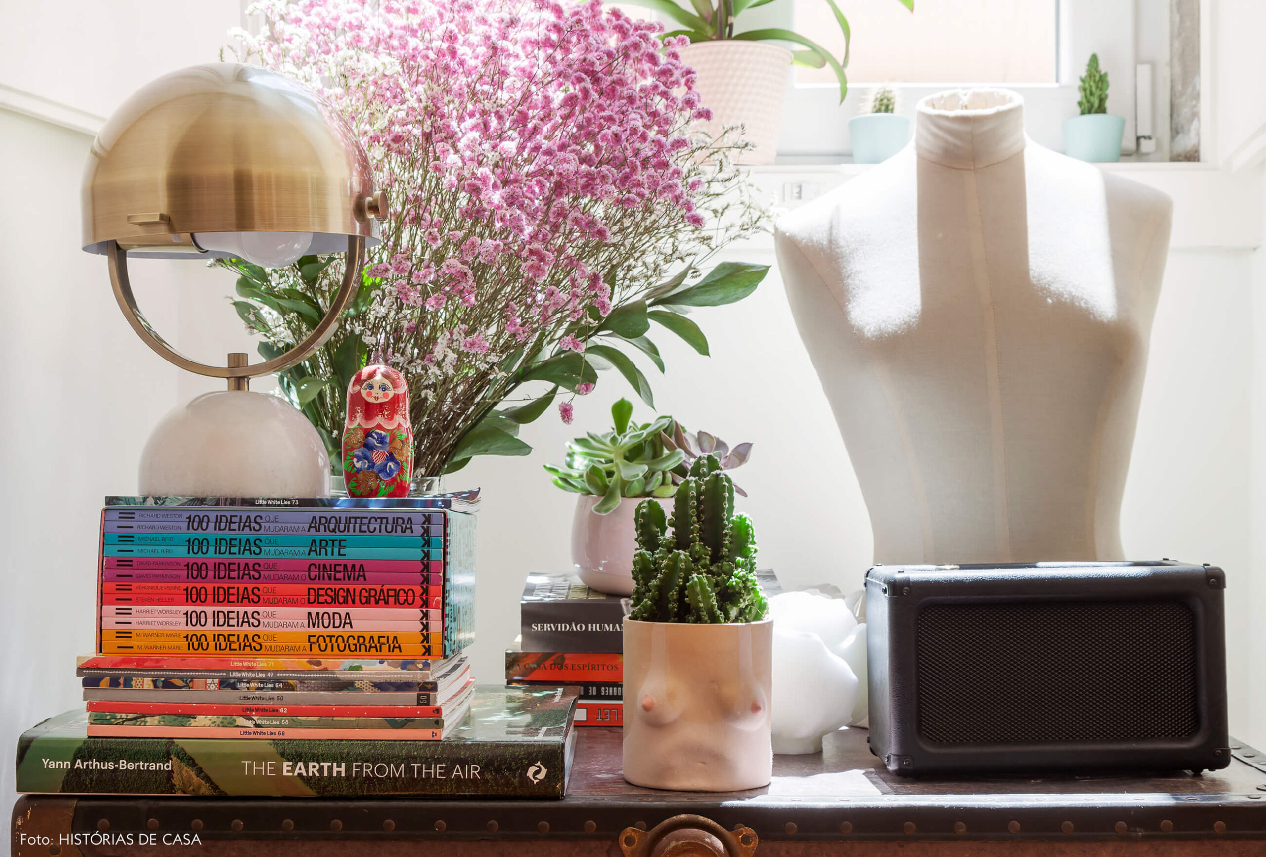 Sala de estar com baú sob a janela