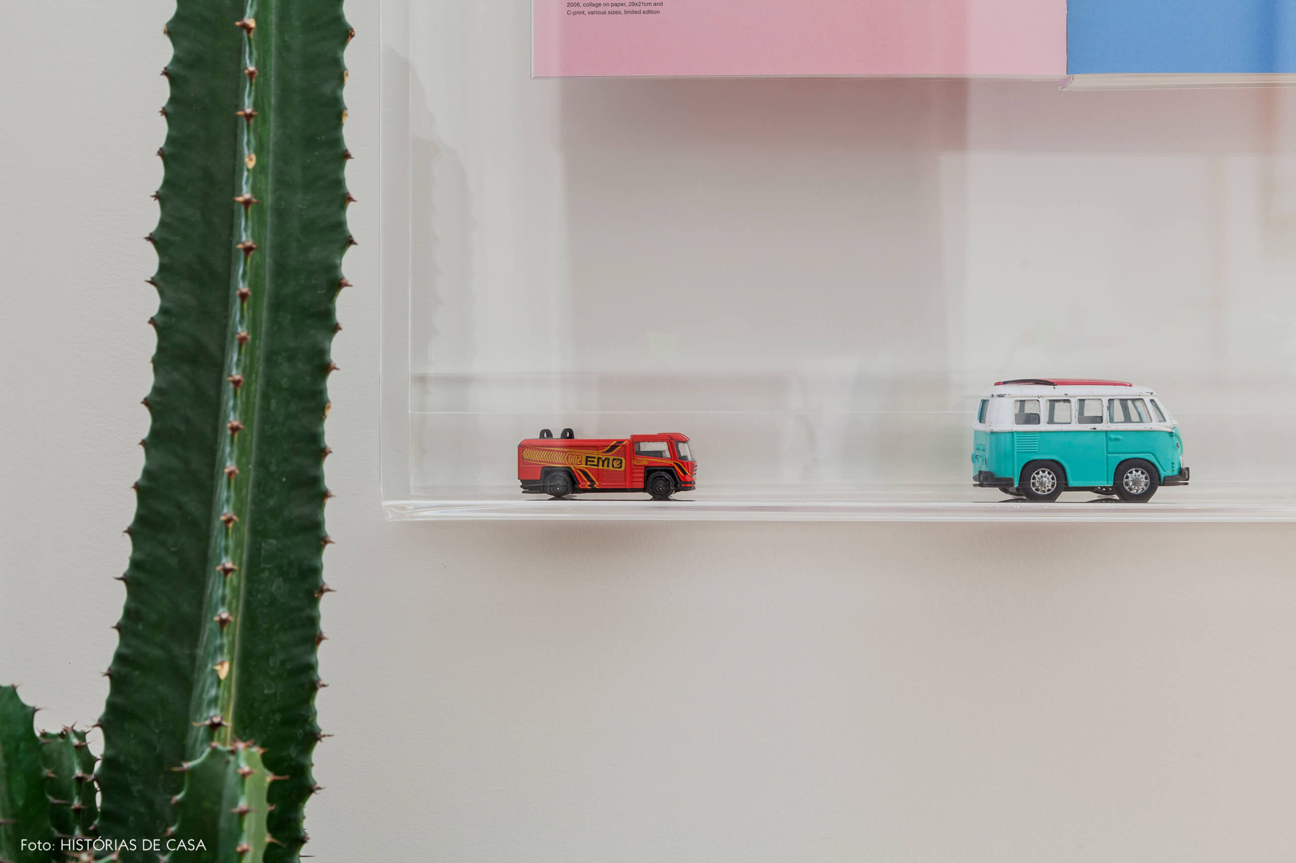 Sala de estar com baú sob a janela