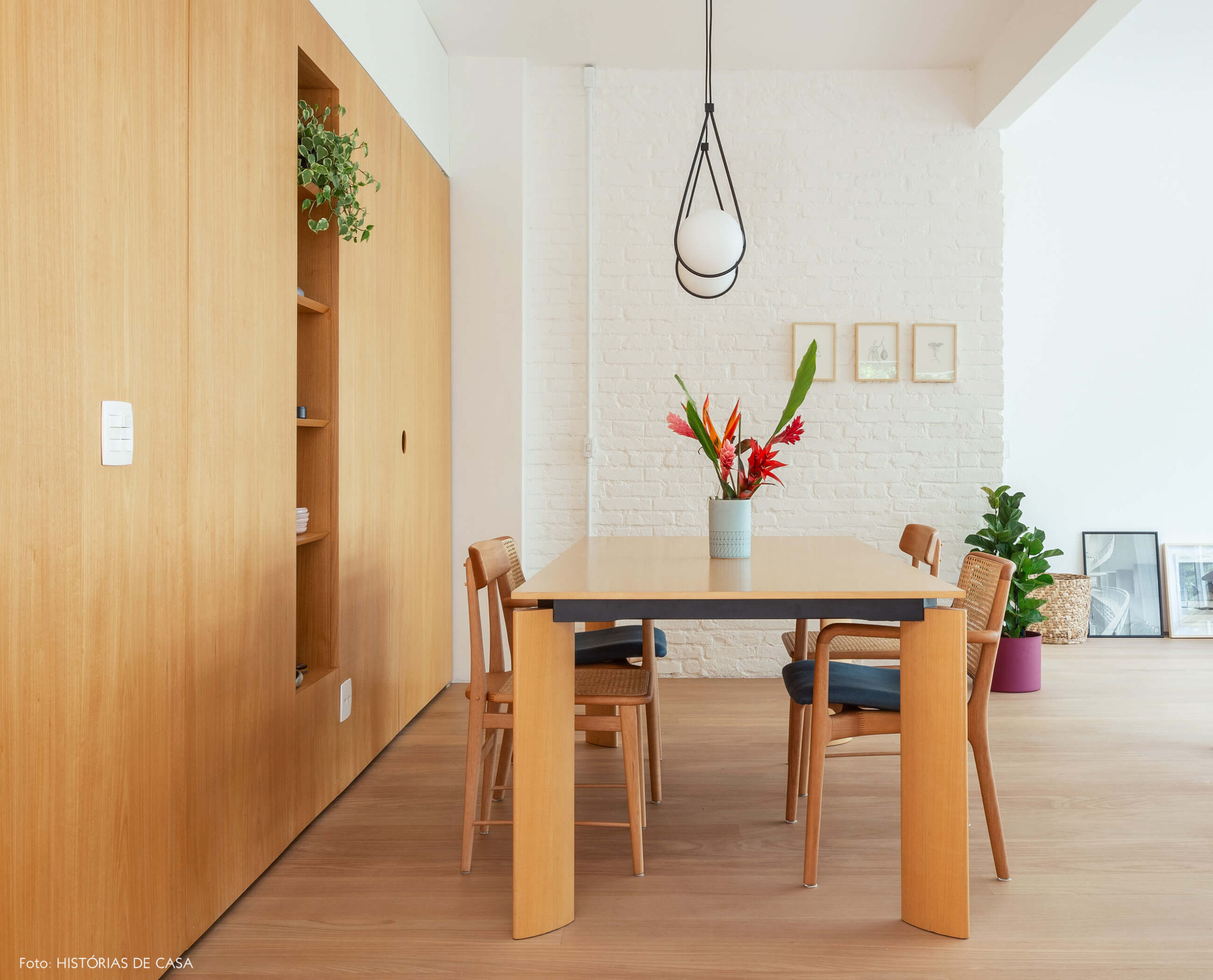 Sala de jantar com painel de marcenaria