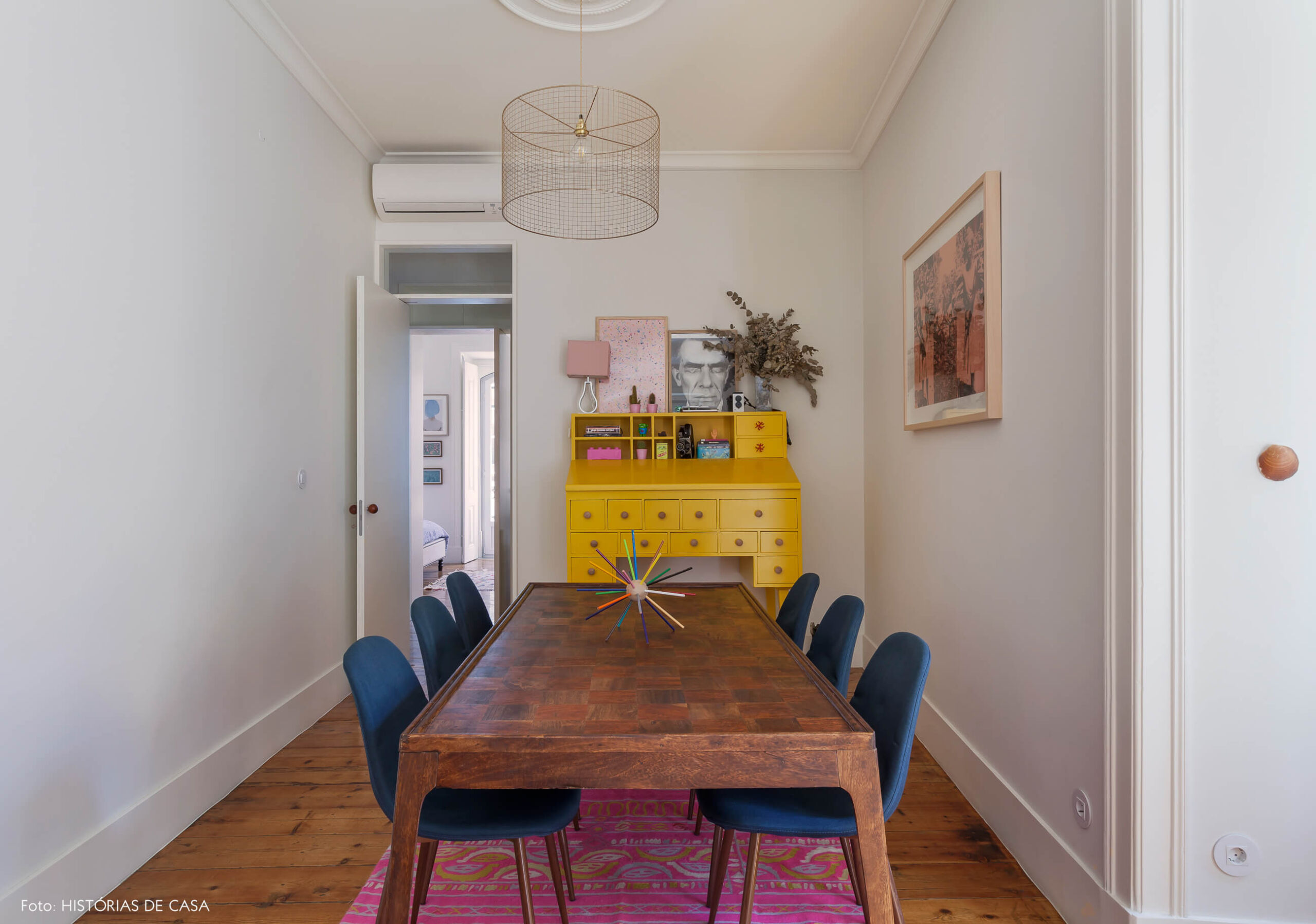 Sala de jantar com móveis vintage e aparador amarelo
