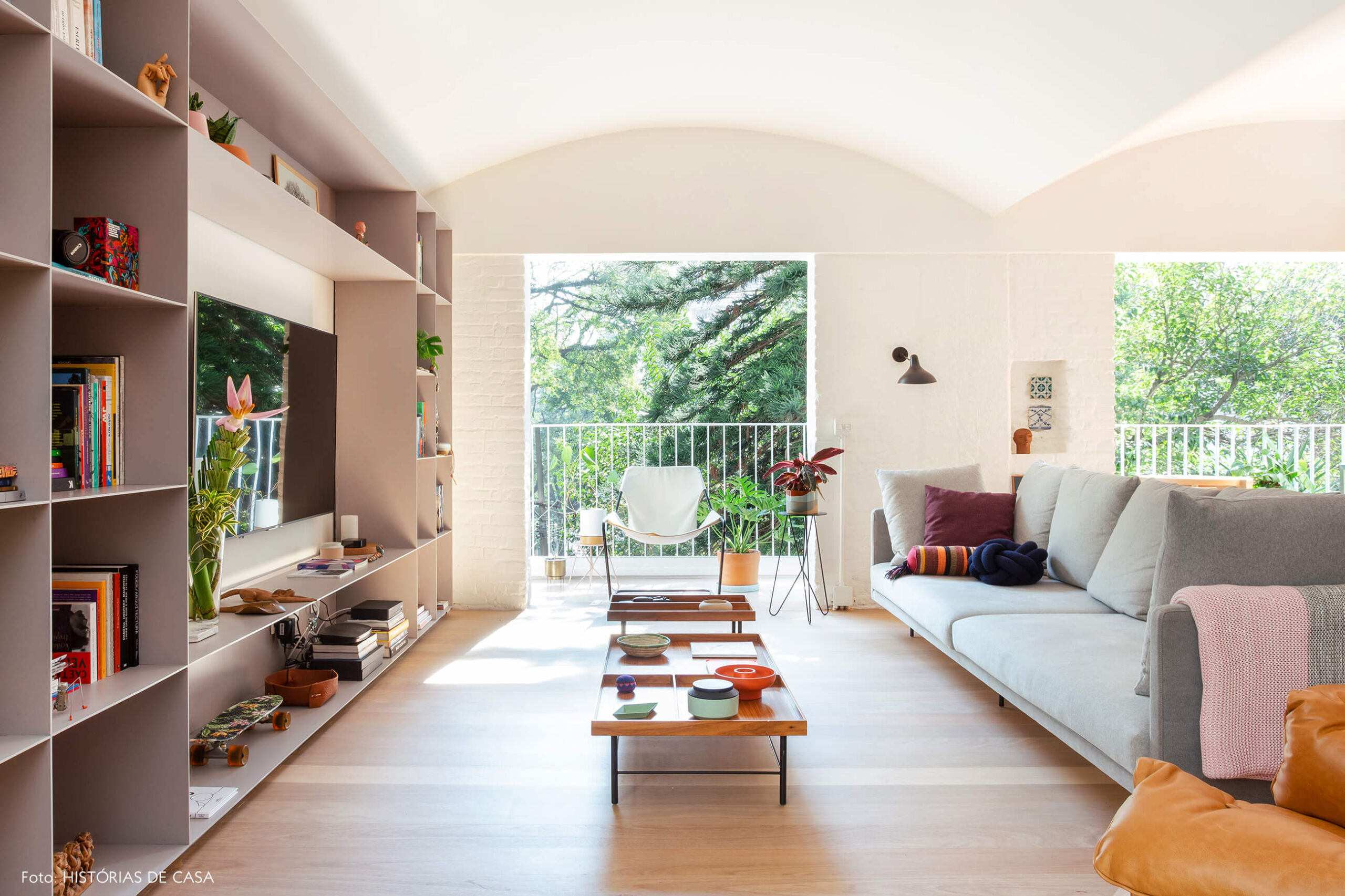 Sala integrada com teto arredondado e varandas