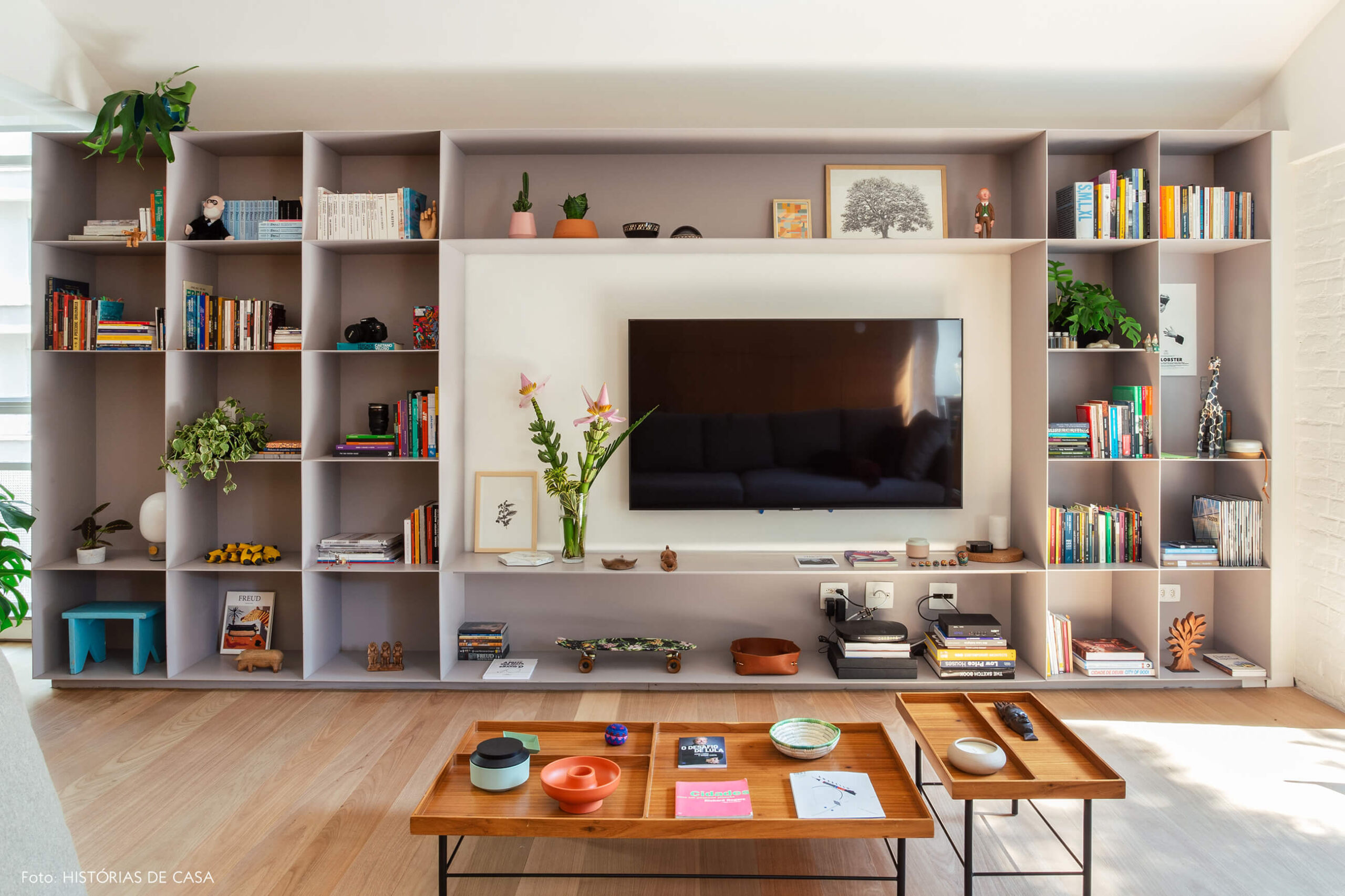 Estante metálica de serralheria cinza como móvel para a TV