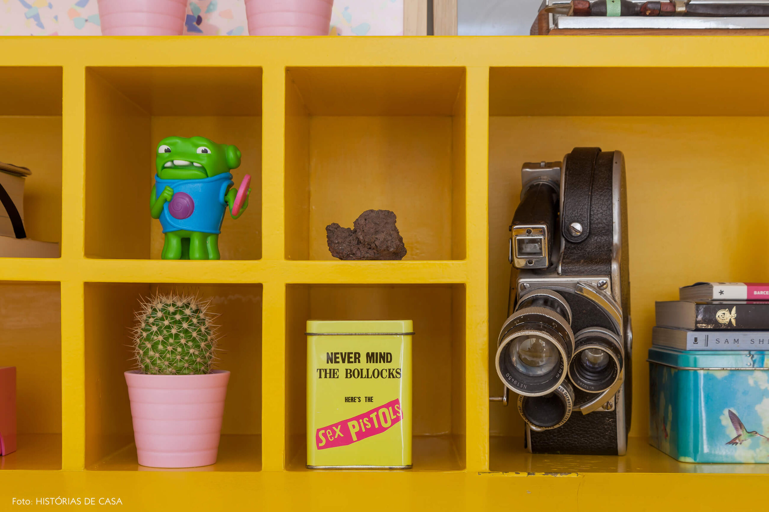 Aparador amarelo com objetos de viagem