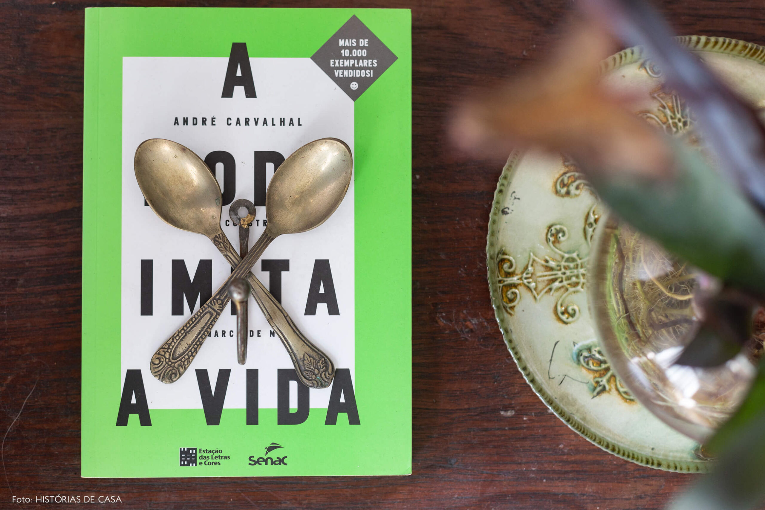 Livro colorido sobre a mesa lateral