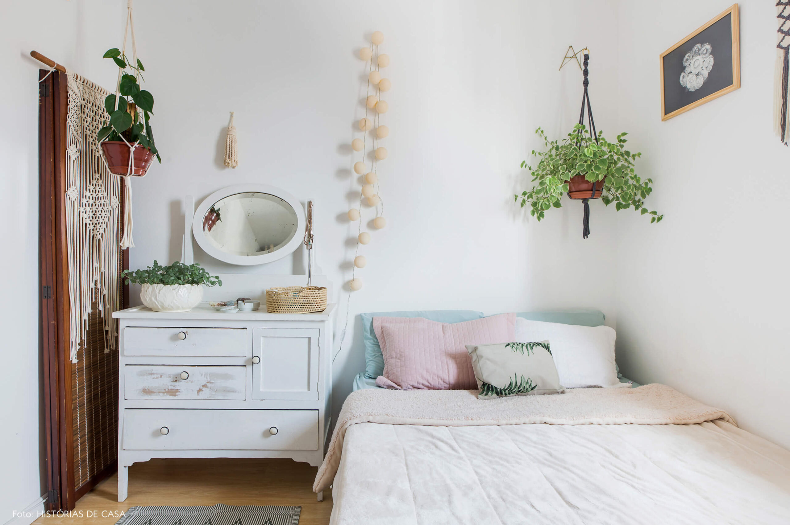 Quarto de casal com penteadeira e plantas