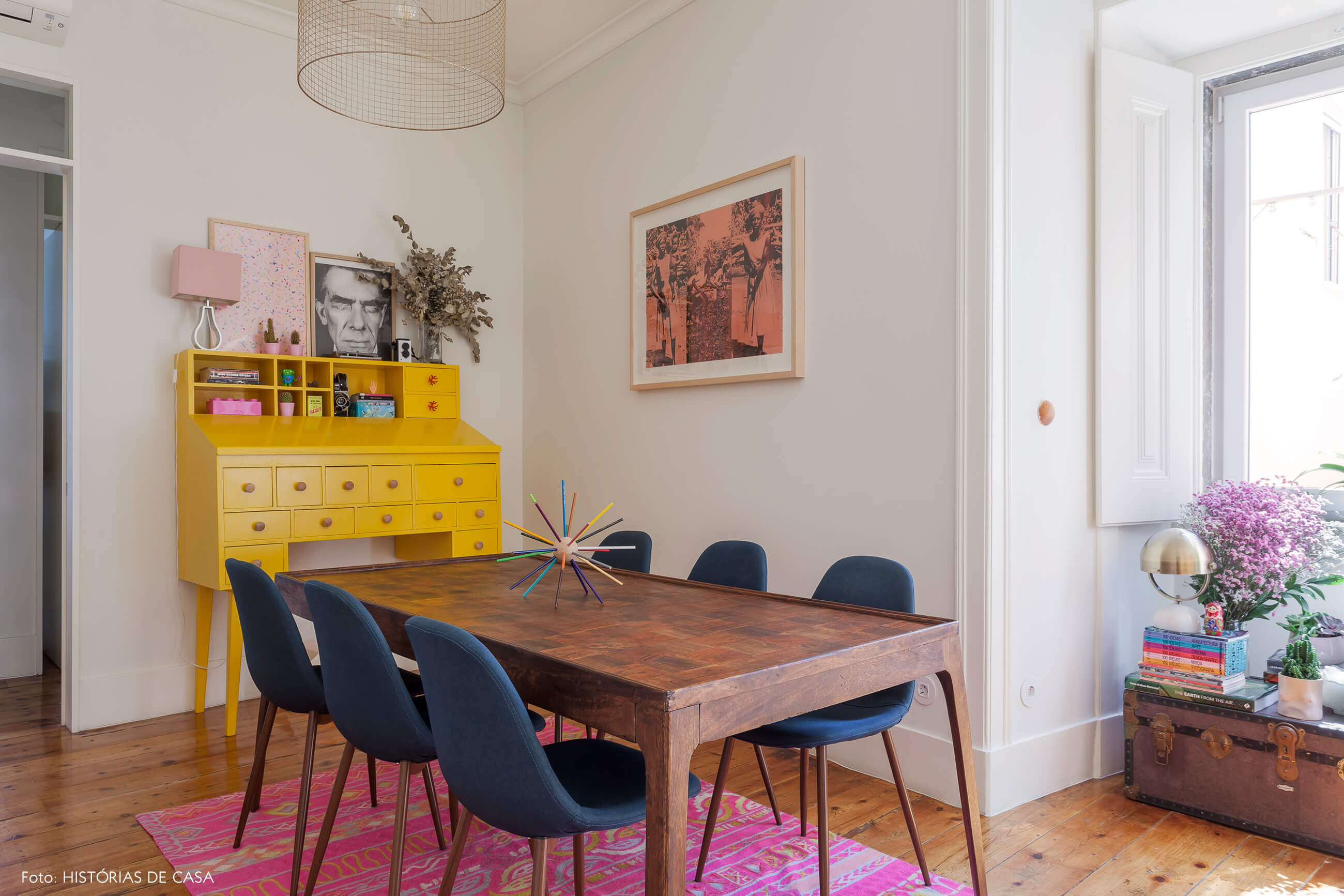 Sala de jantar com móveis vintage e aparador amarelo