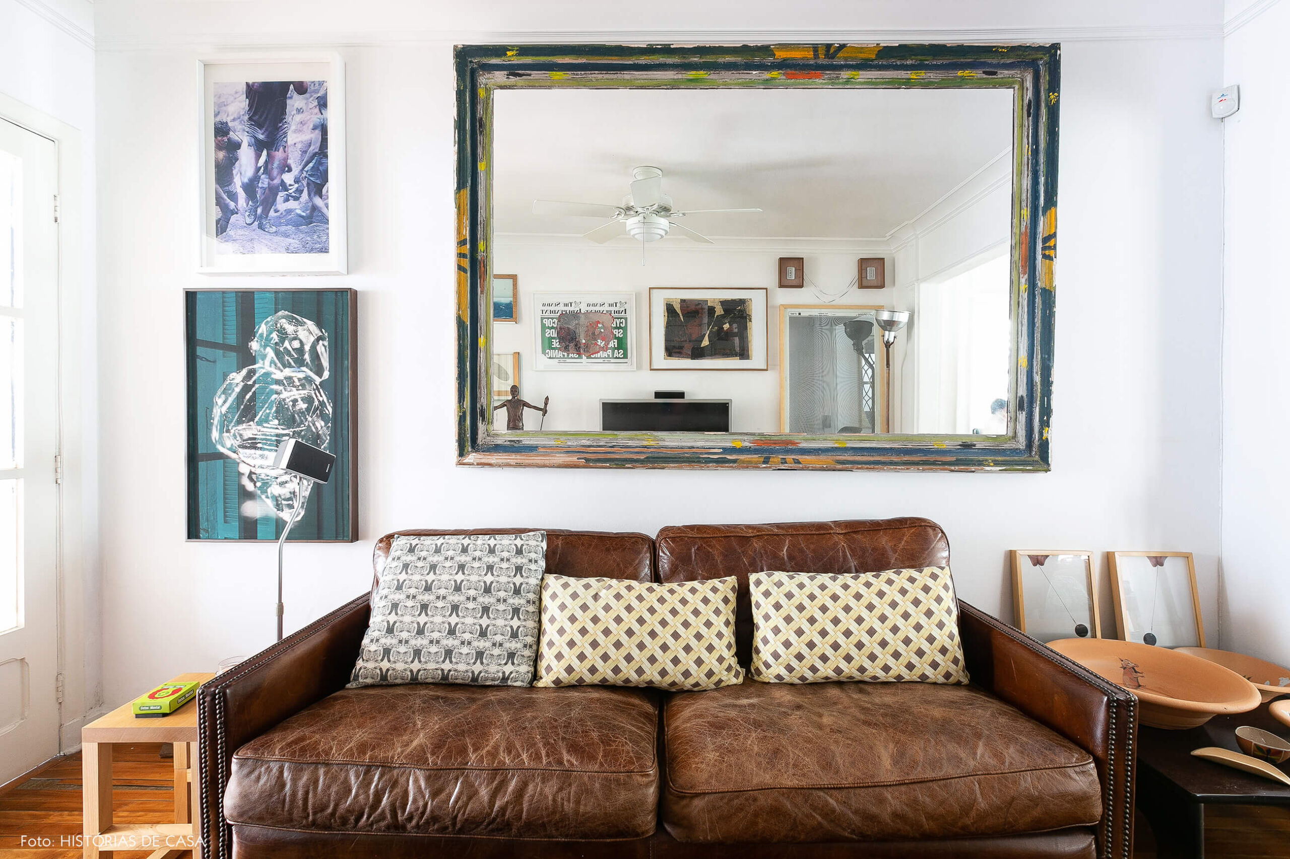 Sala com sofá de couro marrom