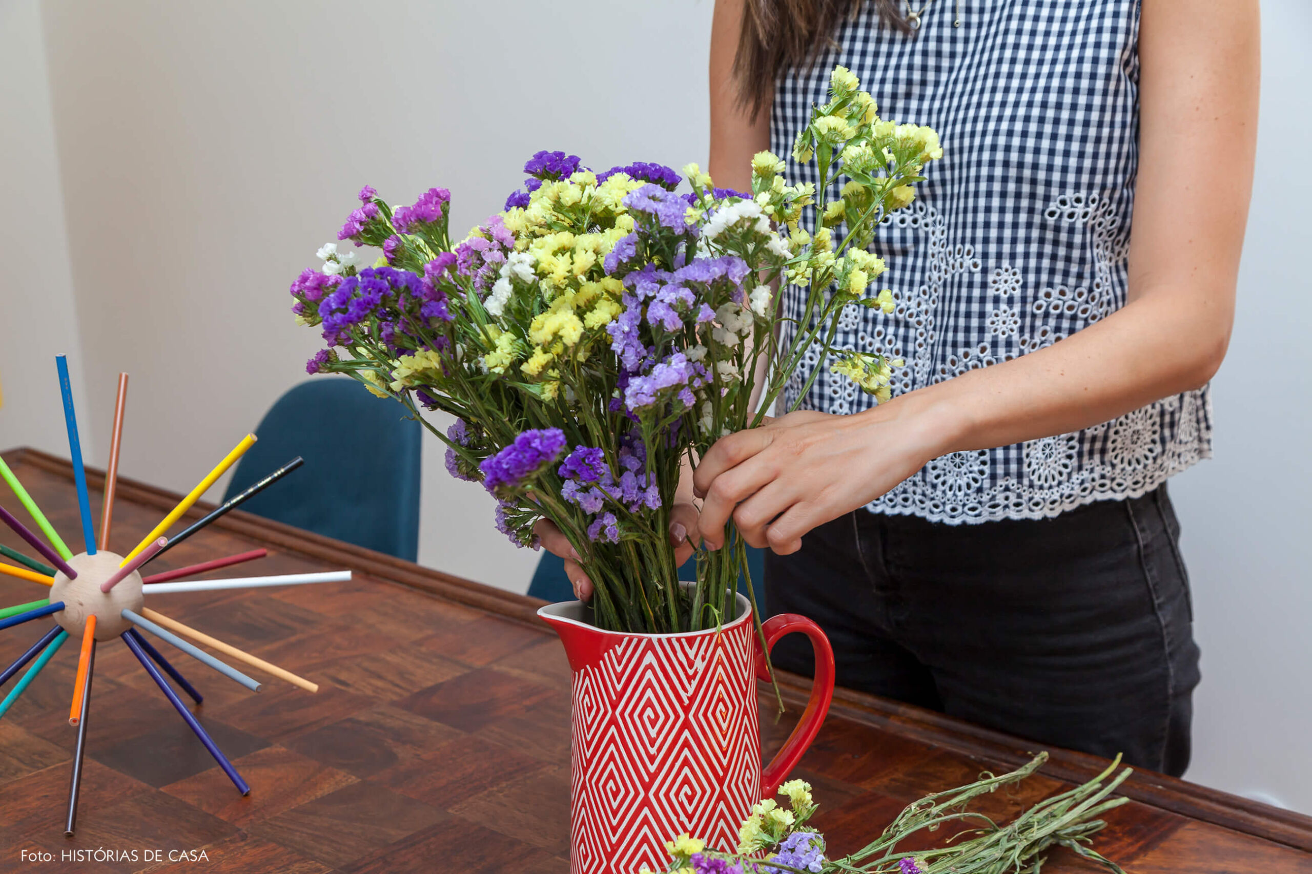 Arranjo de flores em vaso de cerâmica
