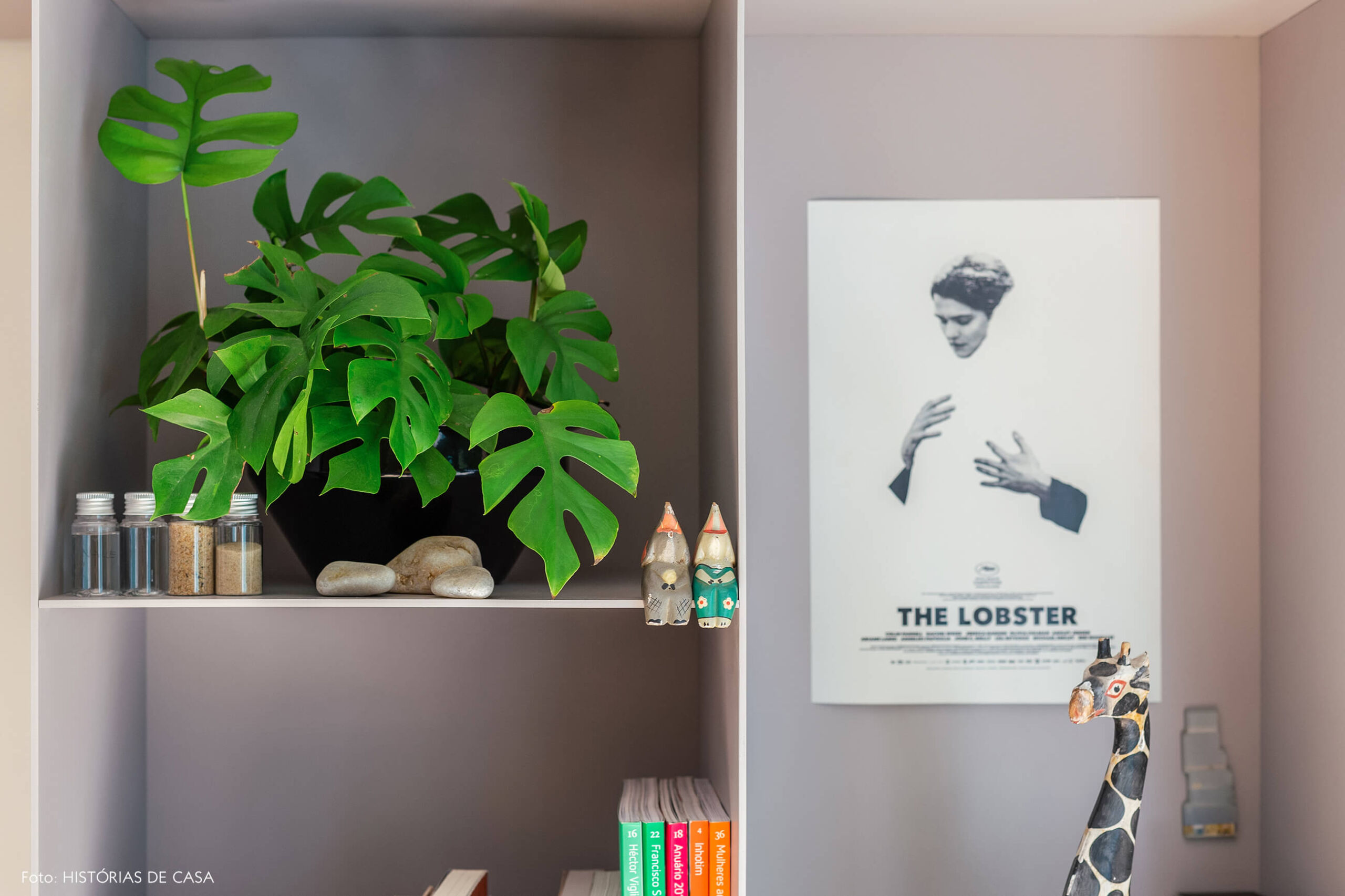 Vaso com costela-de-adao em estante metálica cinza