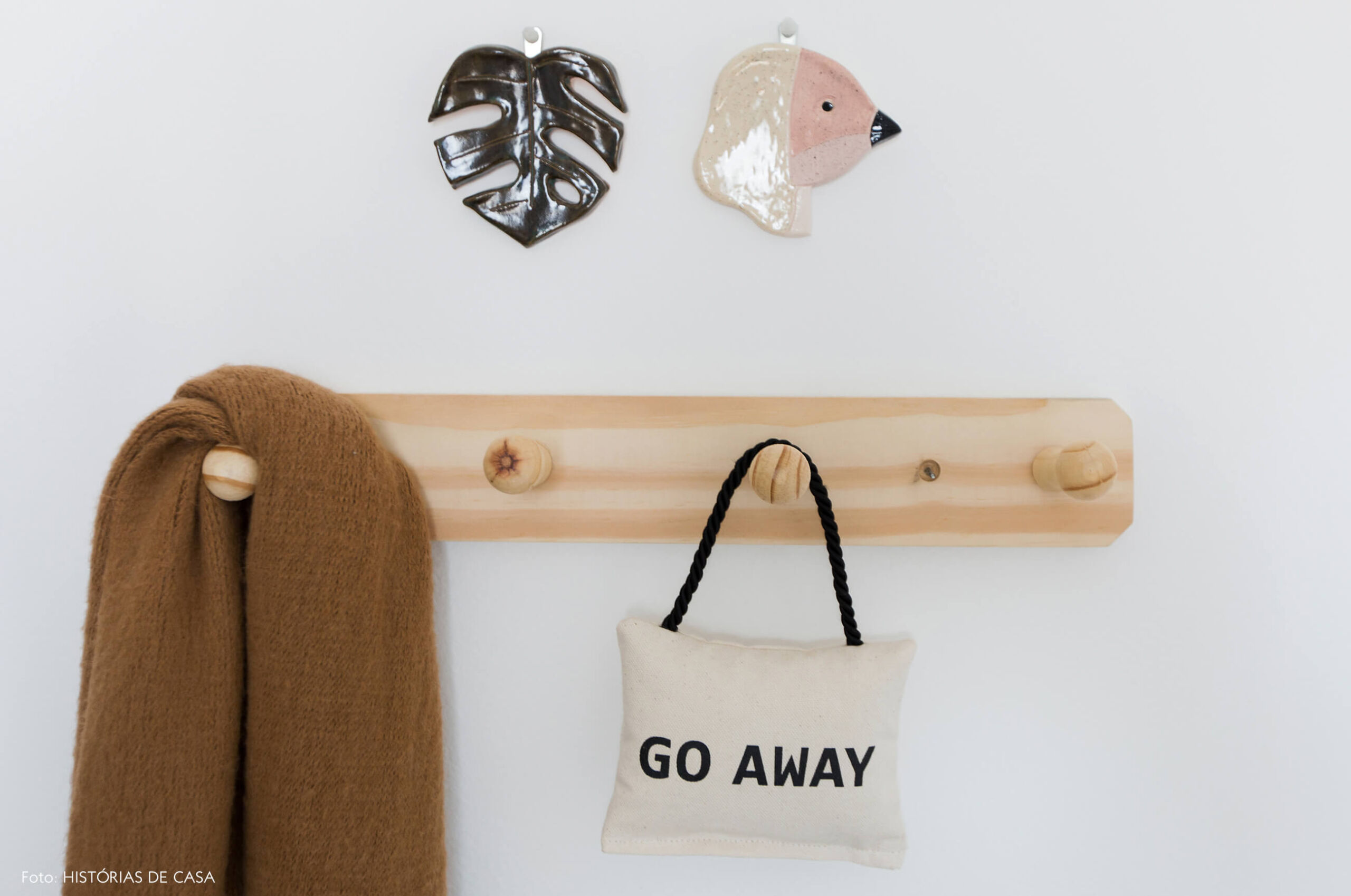 Cabideiro de madeira e escultura de cerâmica