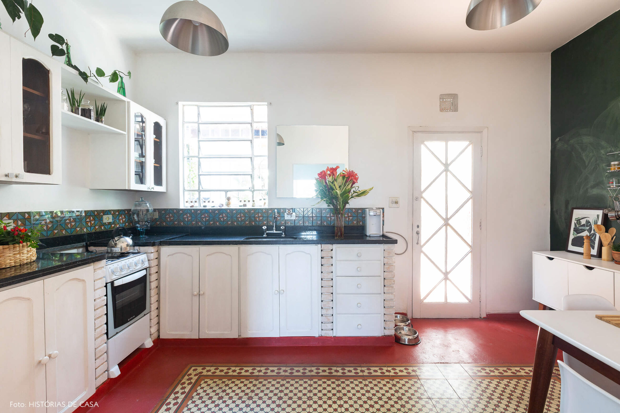 Cozinha de casa antiga com piso de ladrilhos