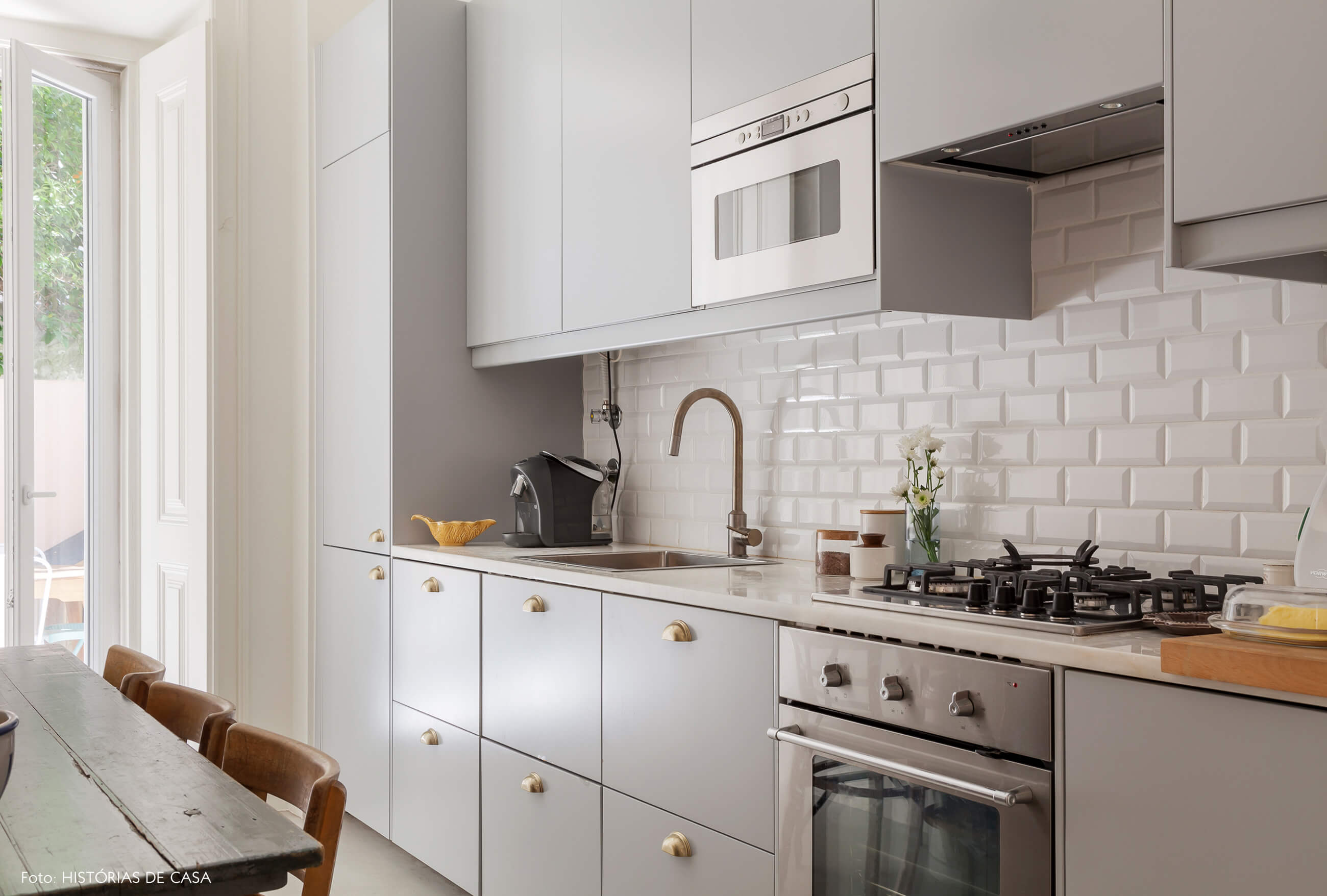 Cozinha cinza com clima vintage e subway tiles