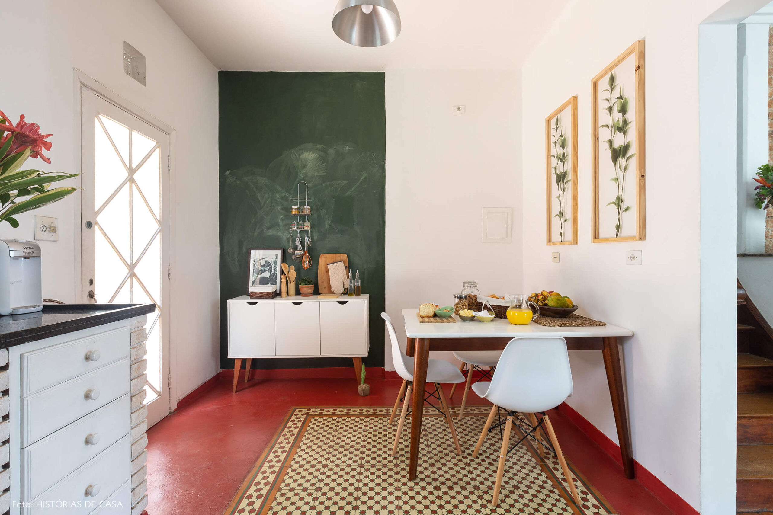 Cozinha de casa antiga com piso de ladrilhos e parede lousa